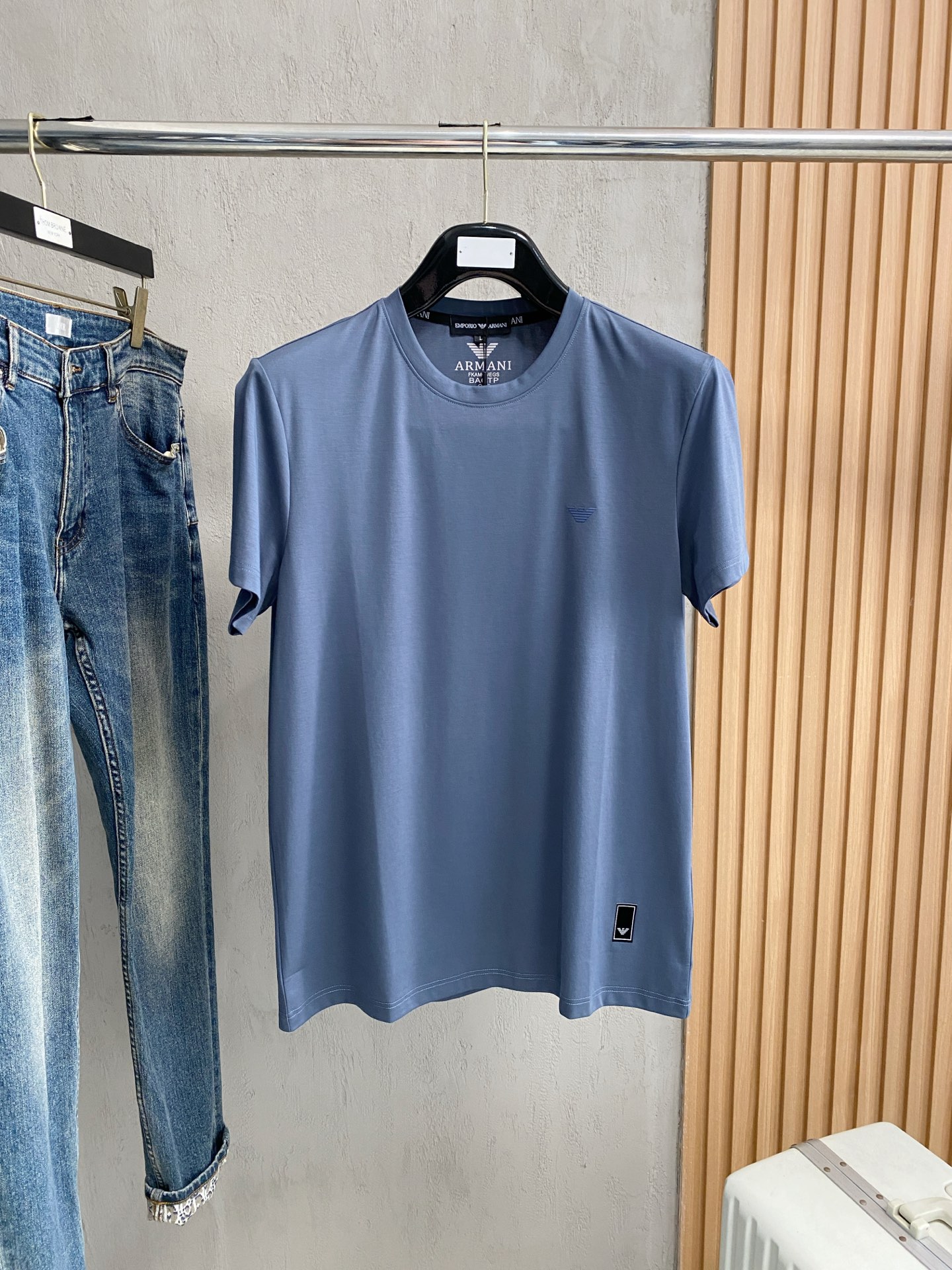 开春新品 阿玛尼 高定面料 玉蚕丝般的丝滑 2025春夏新品上市🍃时尚经典圆领短袖👍🏻时尚单品设计，更加