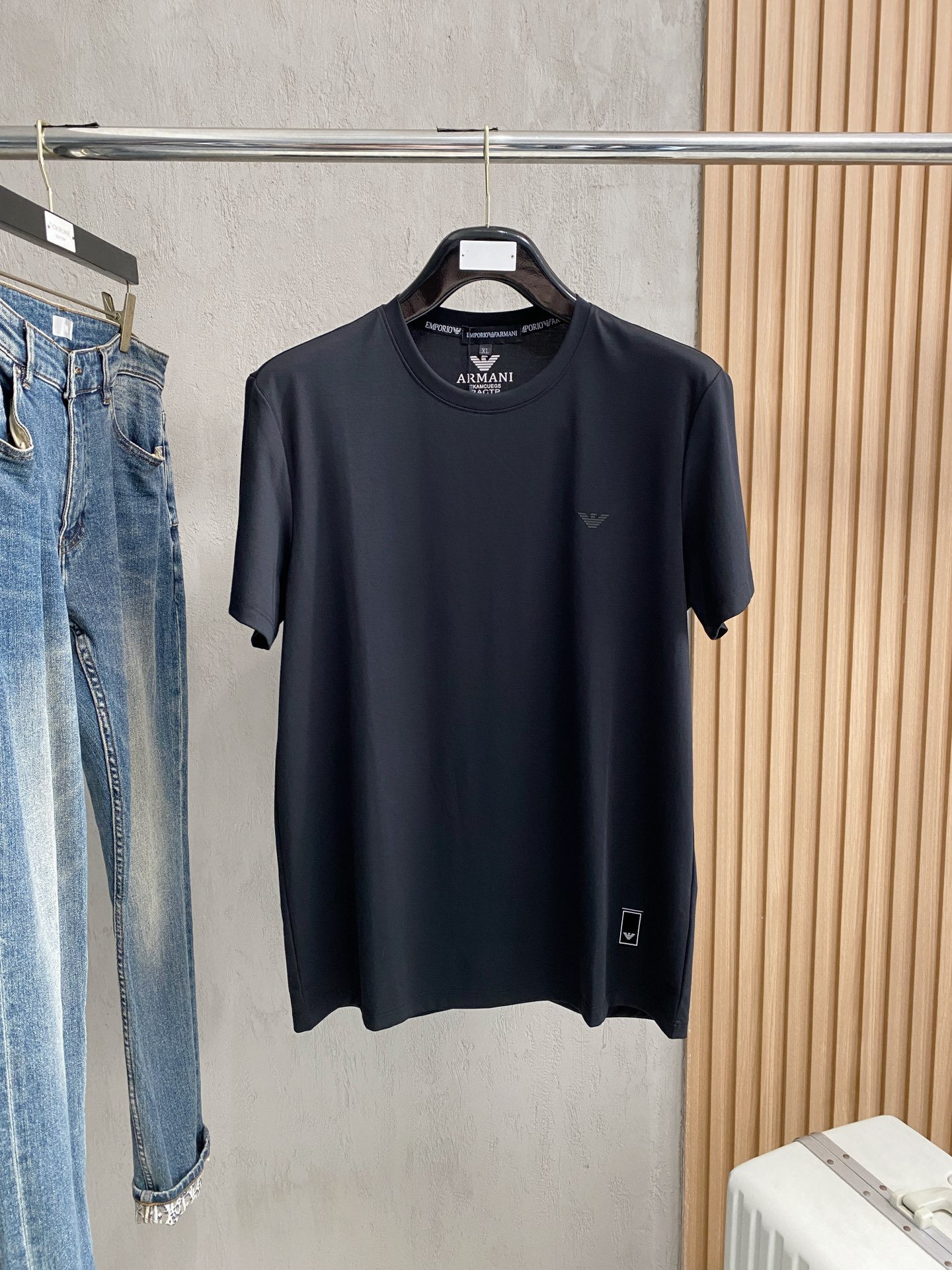 开春新品 阿玛尼 高定面料 玉蚕丝般的丝滑 2025春夏新品上市🍃时尚经典圆领短袖👍🏻时尚单品设计，更加