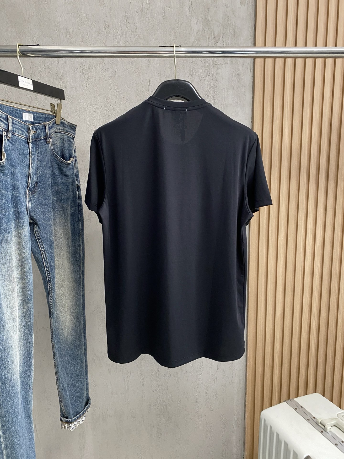 开春新品 阿玛尼 高定面料 玉蚕丝般的丝滑 2025春夏新品上市🍃时尚经典圆领短袖👍🏻时尚单品设计，更加