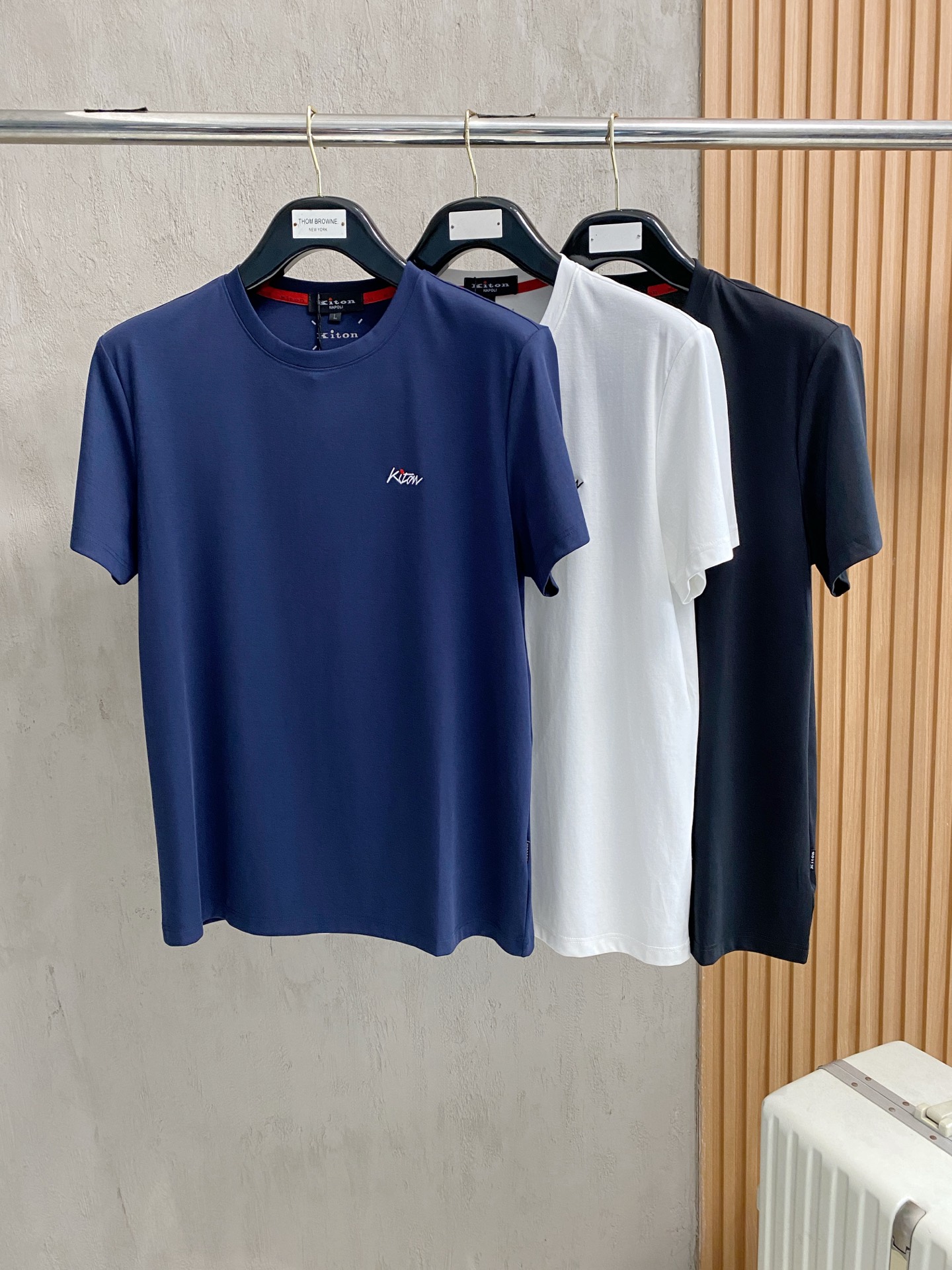 开春新品 kiton 高定面料 玉蚕丝般的丝滑 2025春夏新品上市🍃时尚经典圆领短袖👍🏻时尚单品设计，