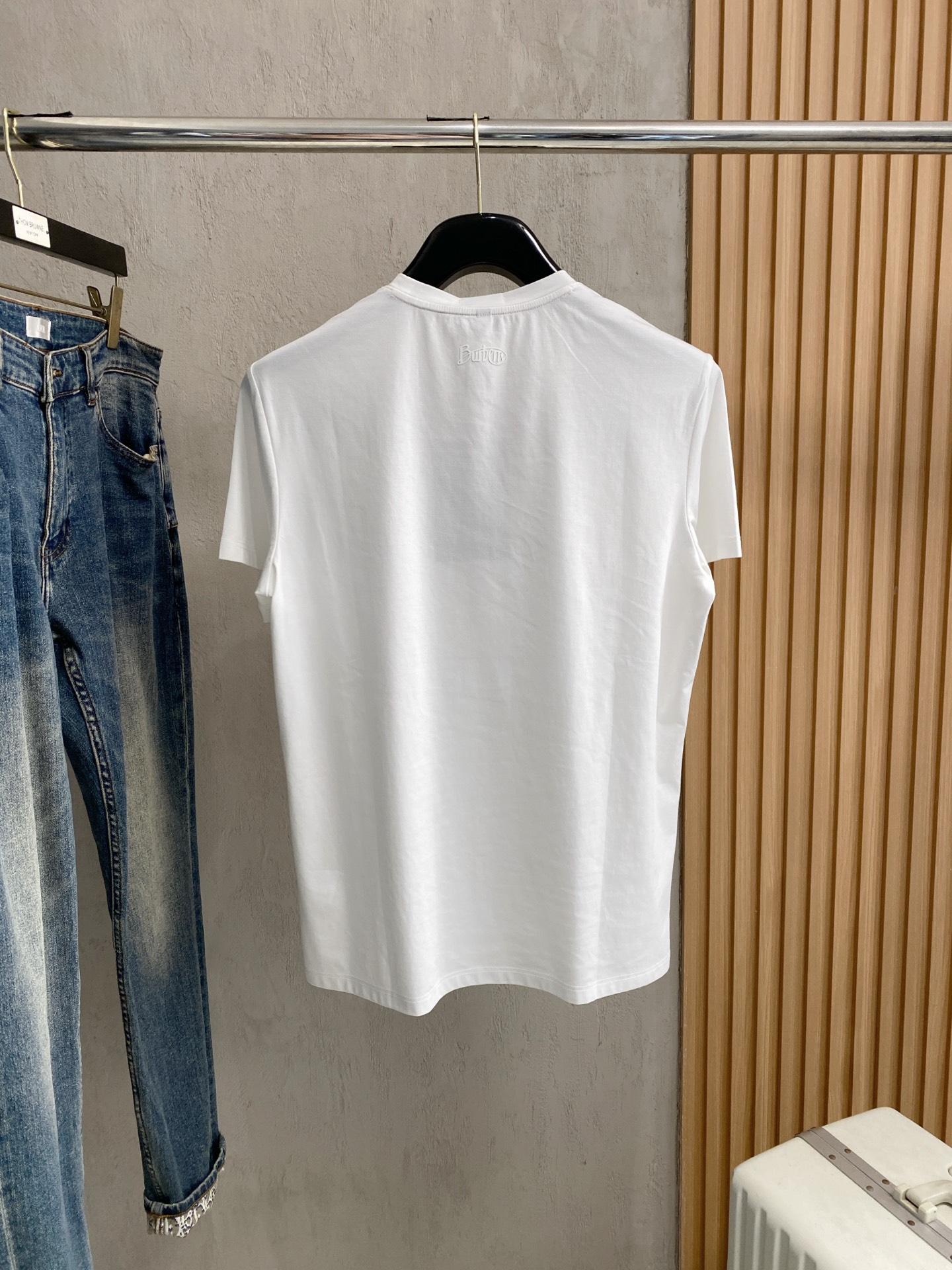 开春新品 巴宝莉 高定面料 玉蚕丝般的丝滑 2025春夏新品上市🍃时尚经典圆领短袖👍🏻时尚单品设计，更加