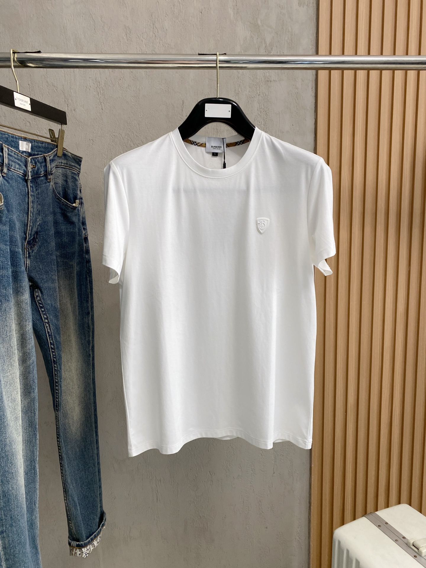 开春新品 巴宝莉 高定面料 玉蚕丝般的丝滑 2025春夏新品上市🍃时尚经典圆领短袖👍🏻时尚单品设计，更加