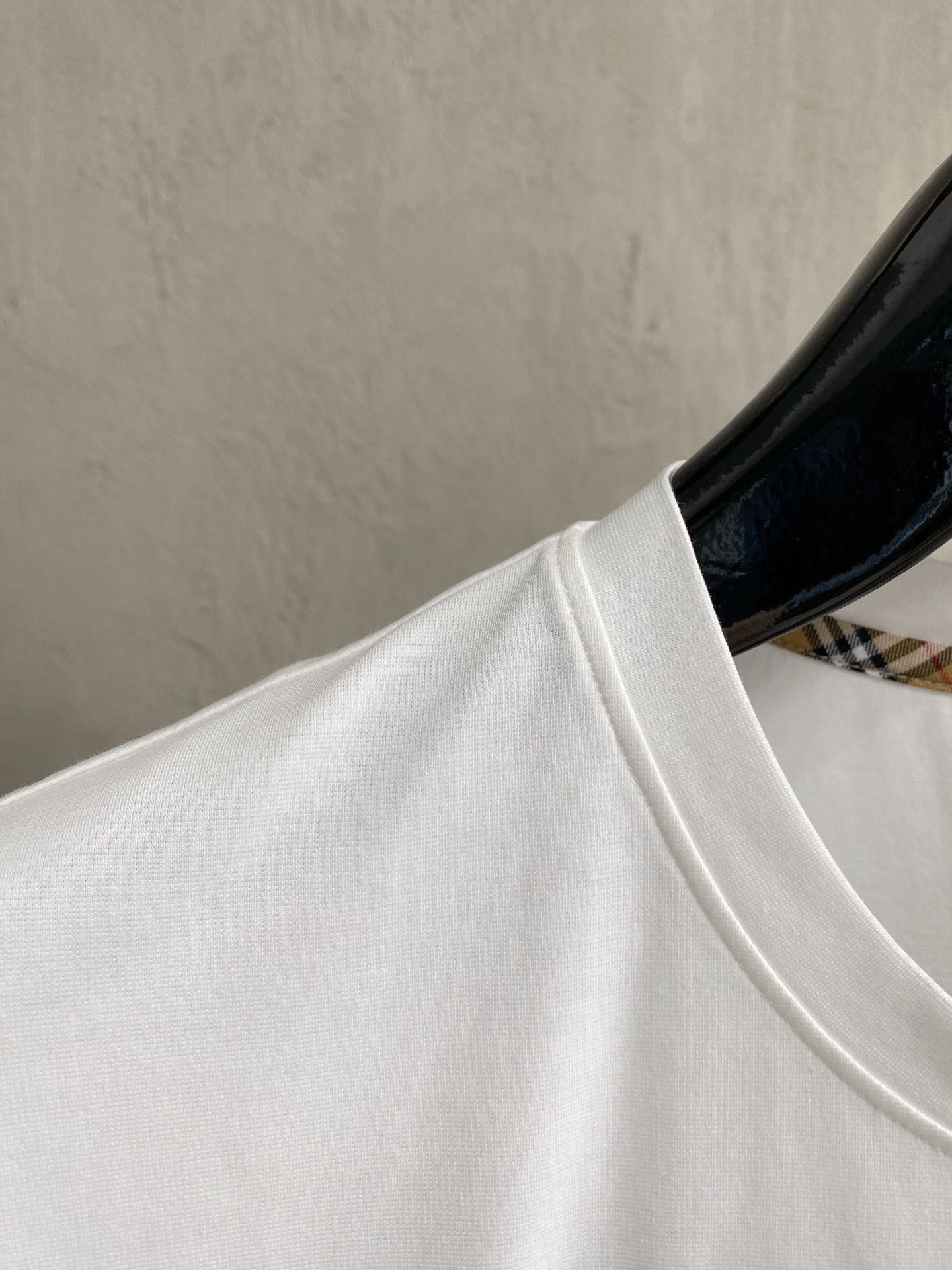 开春新品 巴宝莉 高定面料 玉蚕丝般的丝滑 2025春夏新品上市🍃时尚经典圆领短袖👍🏻时尚单品设计，更加