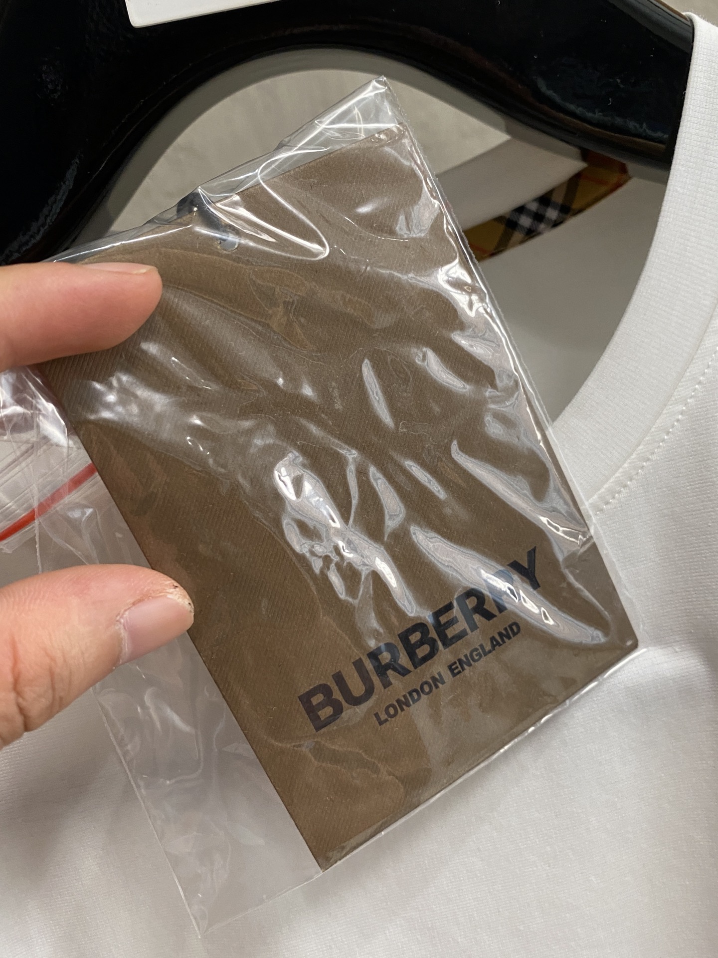 开春新品 巴宝莉 高定面料 玉蚕丝般的丝滑 2025春夏新品上市🍃时尚经典圆领短袖👍🏻时尚单品设计，更加