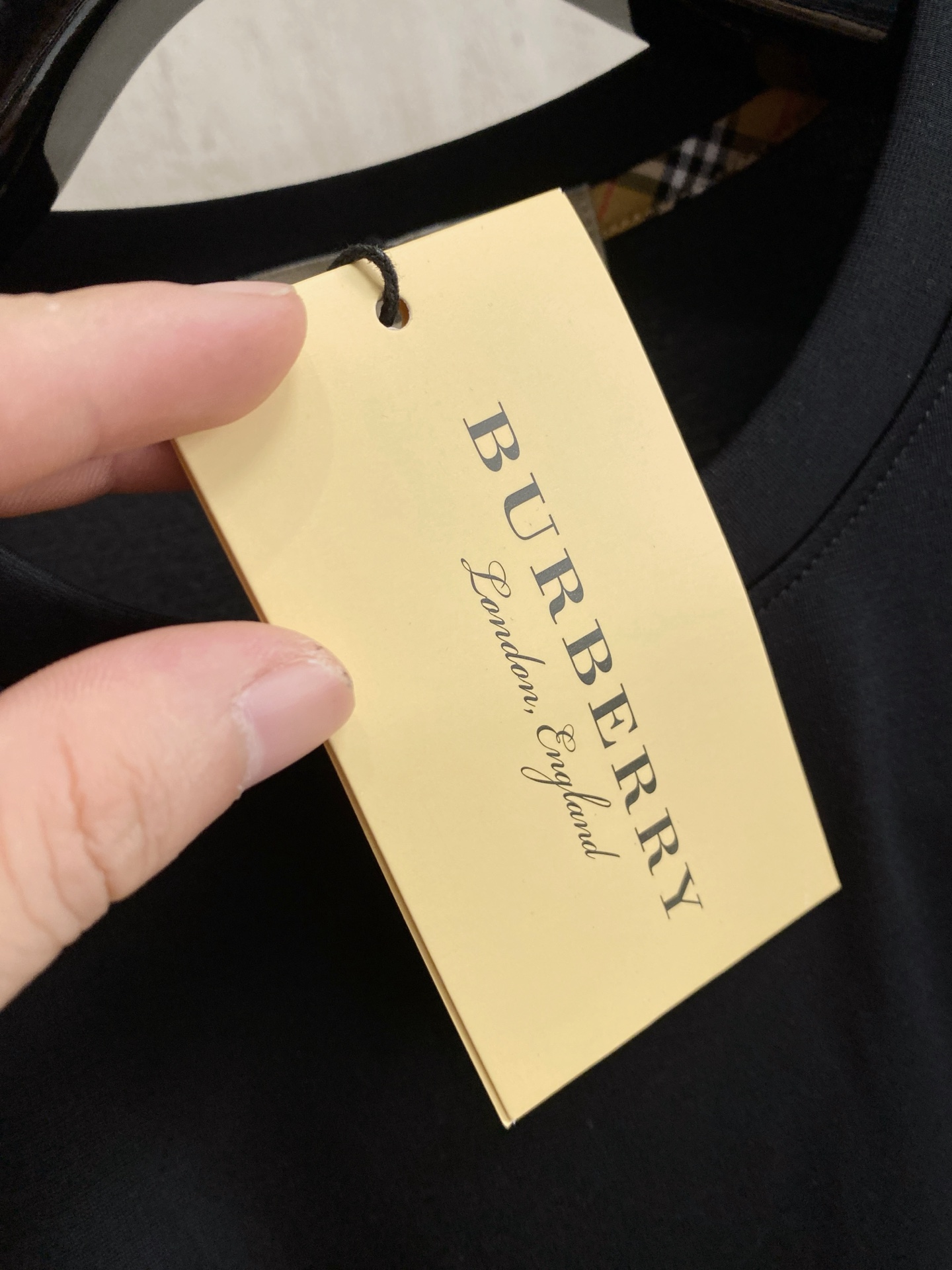 开春新品 巴宝莉 高定面料 玉蚕丝般的丝滑 2025春夏新品上市🍃时尚经典圆领短袖👍🏻时尚单品设计，更加