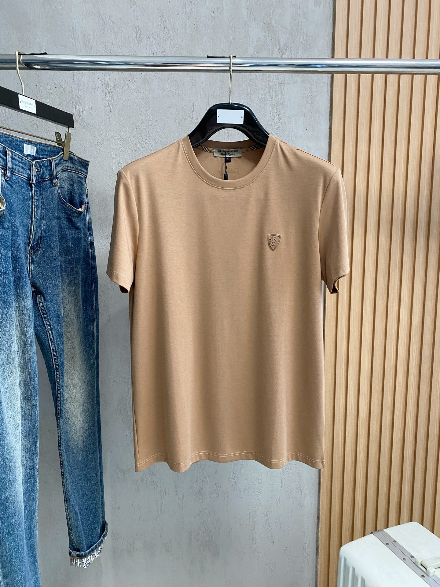 开春新品 巴宝莉 高定面料 玉蚕丝般的丝滑 2025春夏新品上市🍃时尚经典圆领短袖👍🏻时尚单品设计，更加