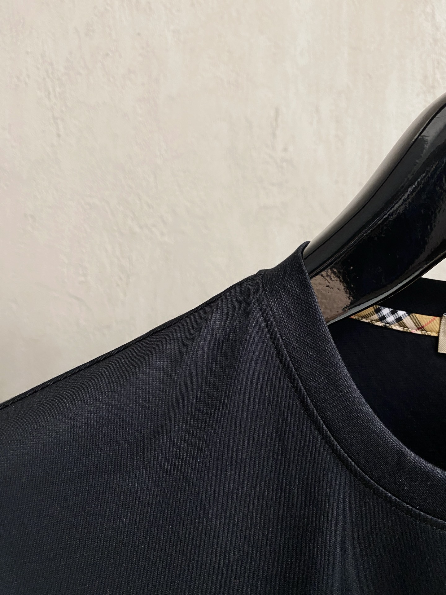 开春新品 巴宝莉 高定面料 玉蚕丝般的丝滑 2025春夏新品上市🍃时尚经典圆领短袖👍🏻时尚单品设计，更加