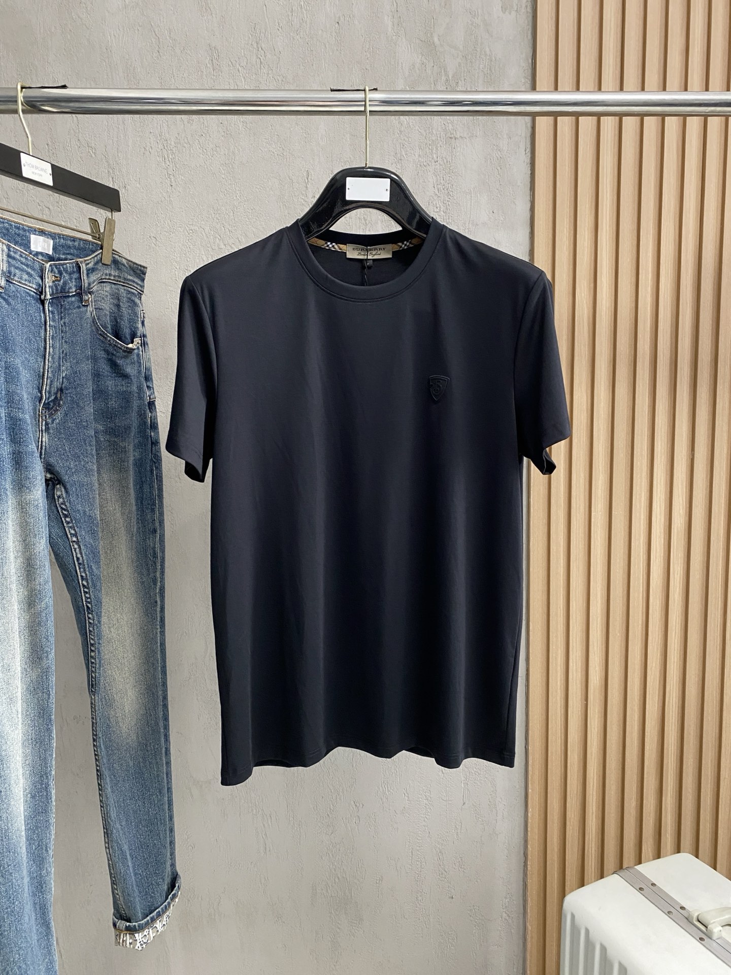 开春新品 巴宝莉 高定面料 玉蚕丝般的丝滑 2025春夏新品上市🍃时尚经典圆领短袖👍🏻时尚单品设计，更加