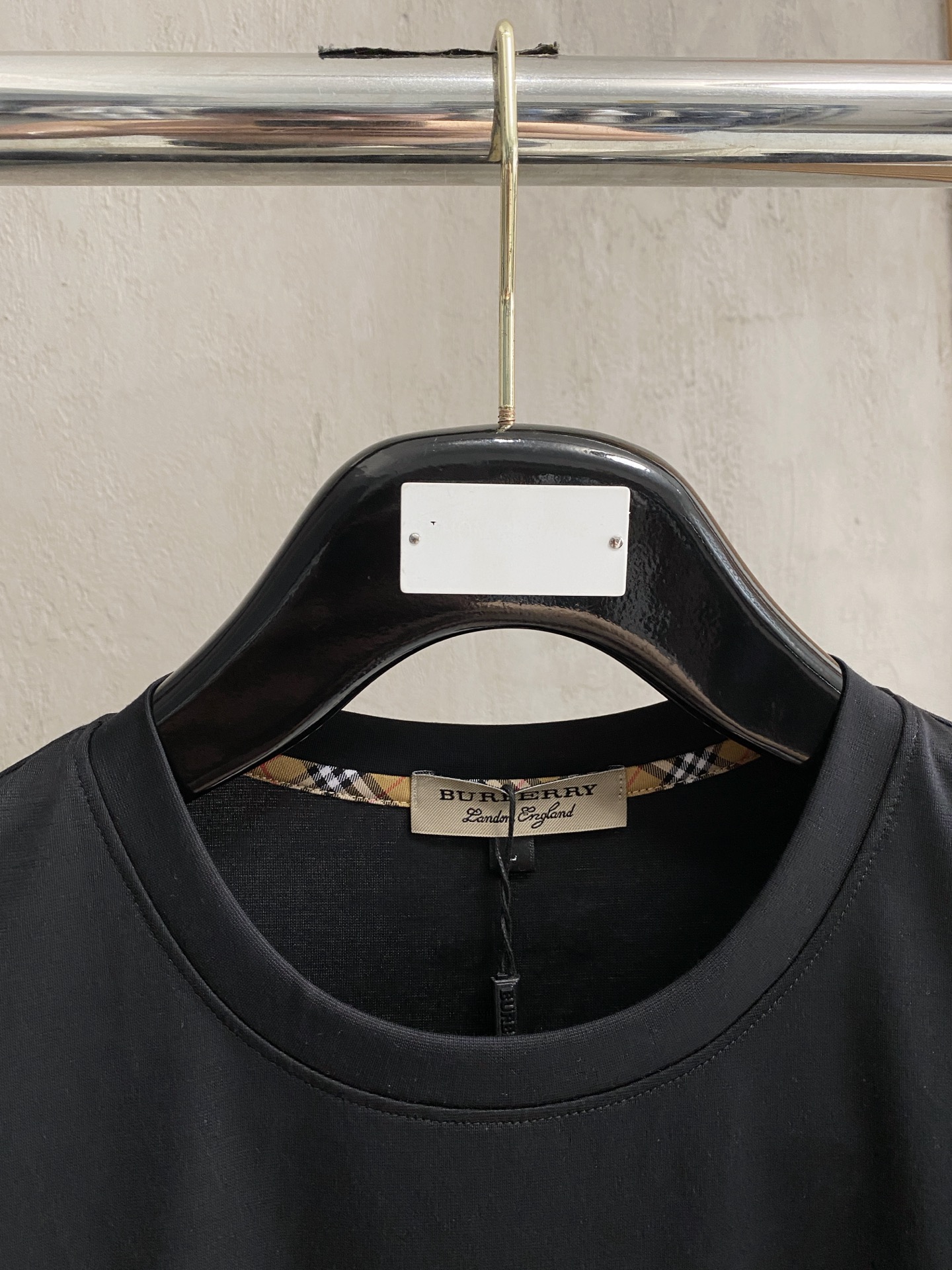 开春新品 巴宝莉 高定面料 玉蚕丝般的丝滑 2025春夏新品上市🍃时尚经典圆领短袖👍🏻时尚单品设计，更加