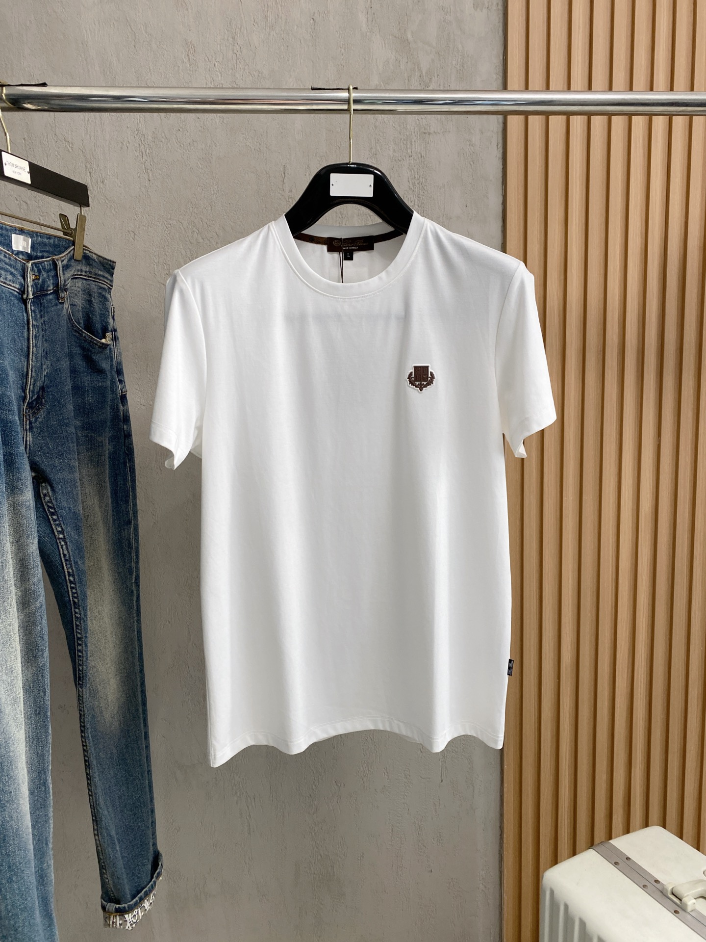开春新品 lP🆕 高定面料 玉蚕丝般的丝滑 2025春夏新品上市🍃时尚经典圆领短袖👍🏻时尚单品设计，更加