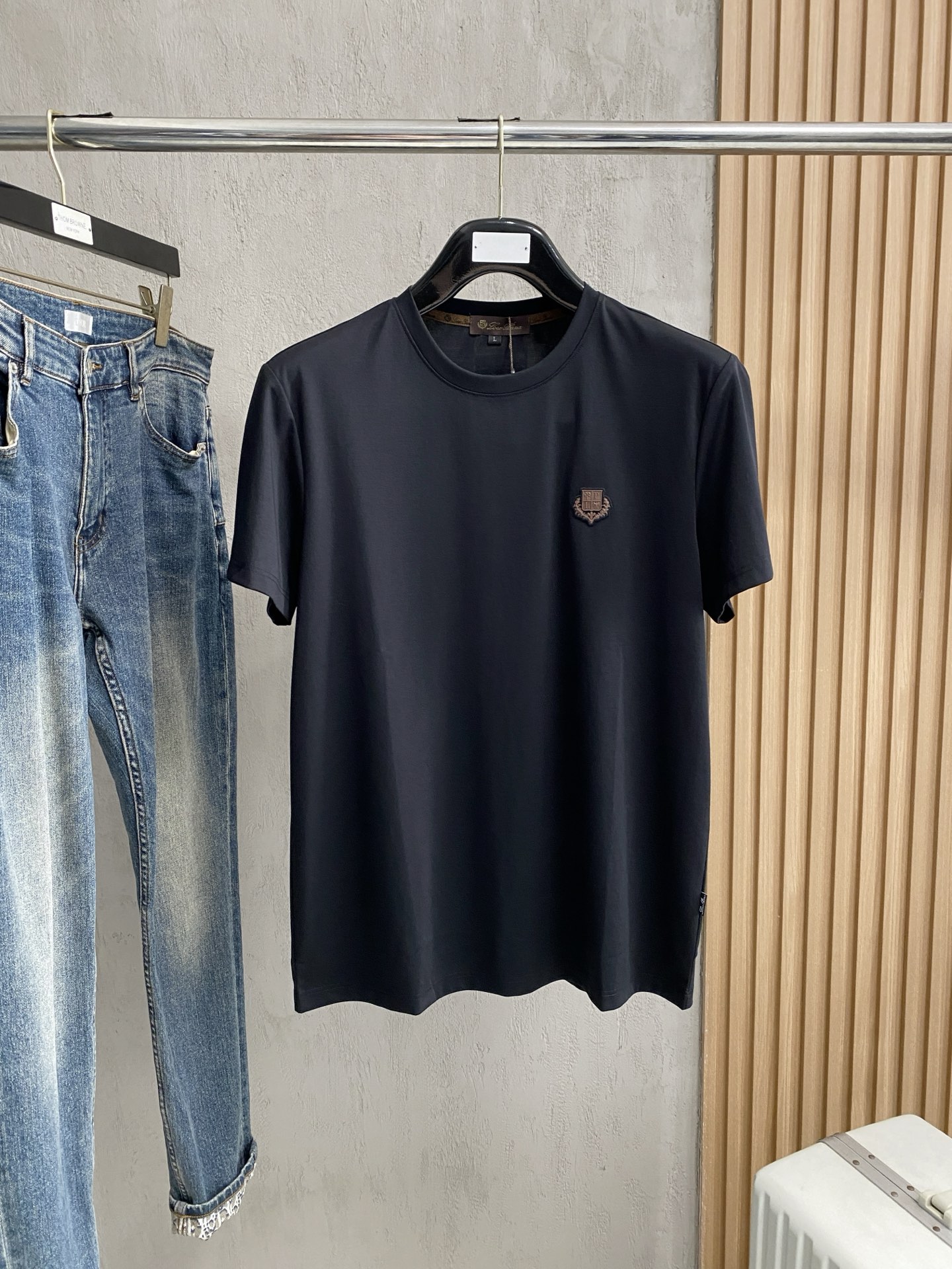 开春新品 lP🆕 高定面料 玉蚕丝般的丝滑 2025春夏新品上市🍃时尚经典圆领短袖👍🏻时尚单品设计，更加