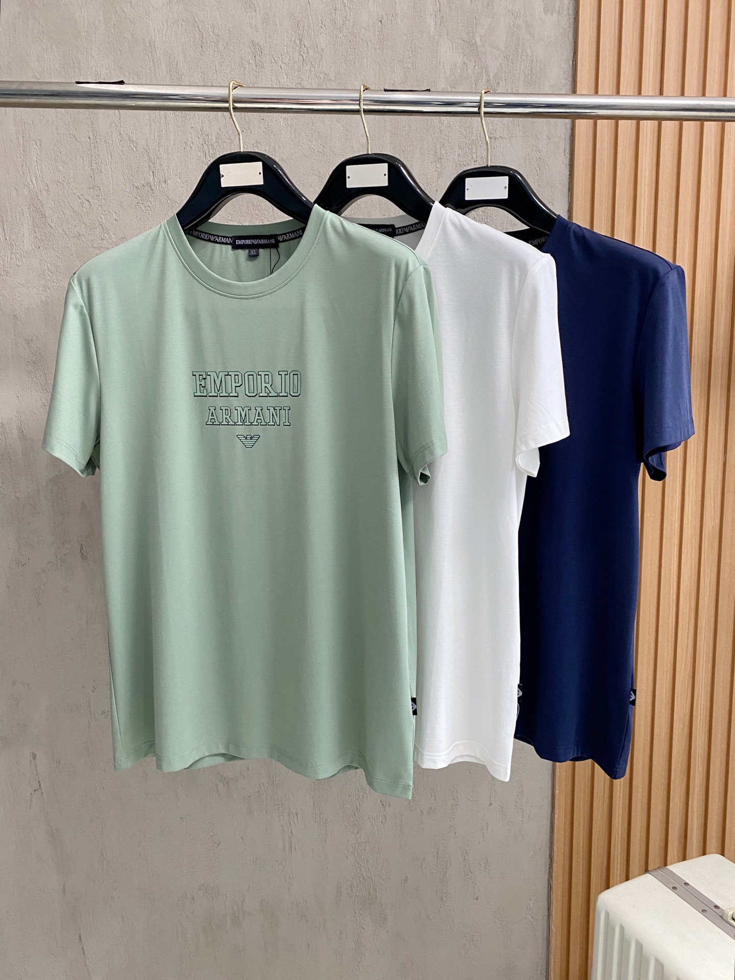 开春新品 阿玛尼 高定面料 玉蚕丝般的丝滑 2025春夏新品上市🍃时尚经典圆领短袖👍🏻时尚单品设计，更加