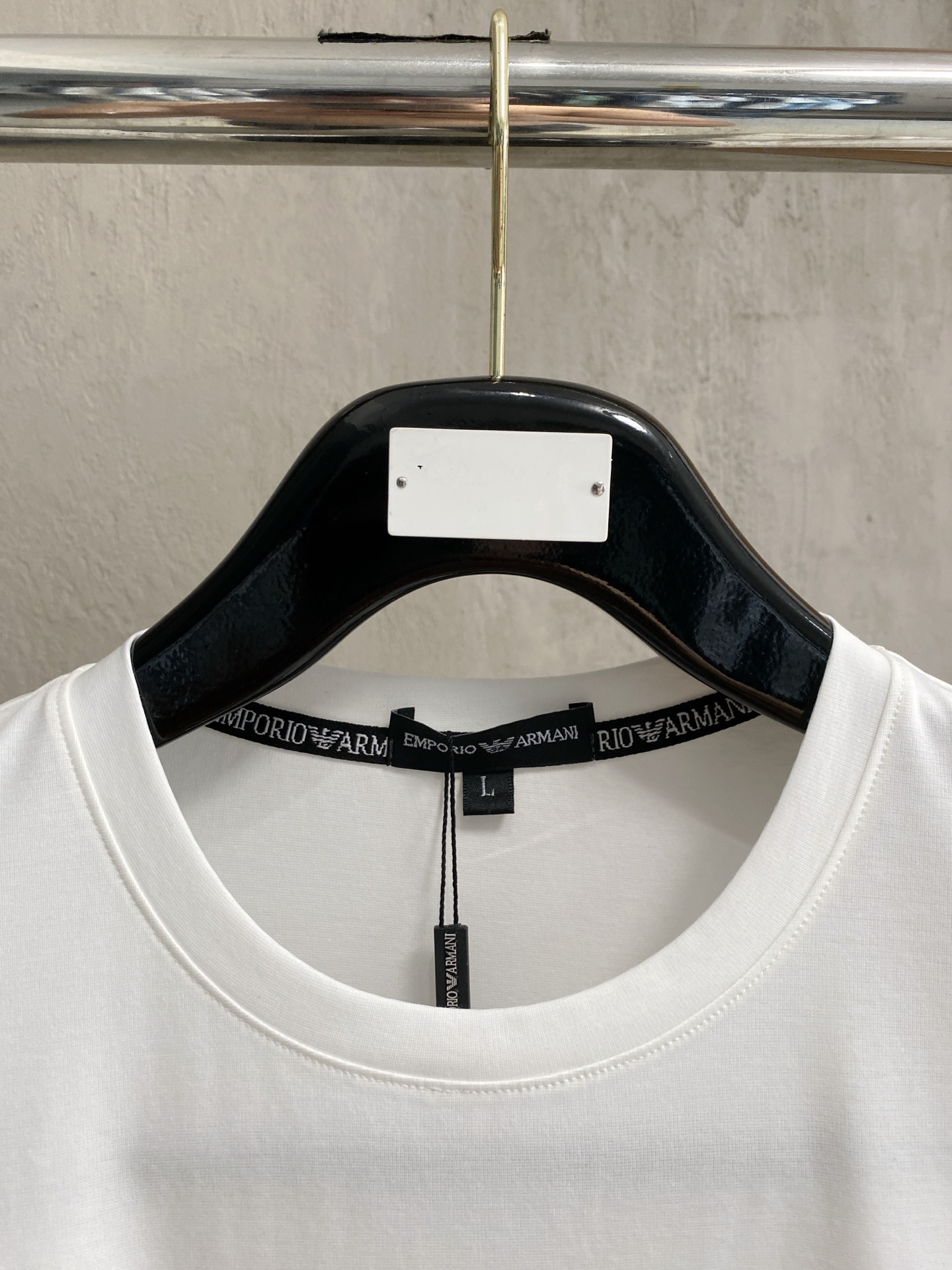 开春新品 阿玛尼 高定面料 玉蚕丝般的丝滑 2025春夏新品上市🍃时尚经典圆领短袖👍🏻时尚单品设计，更加