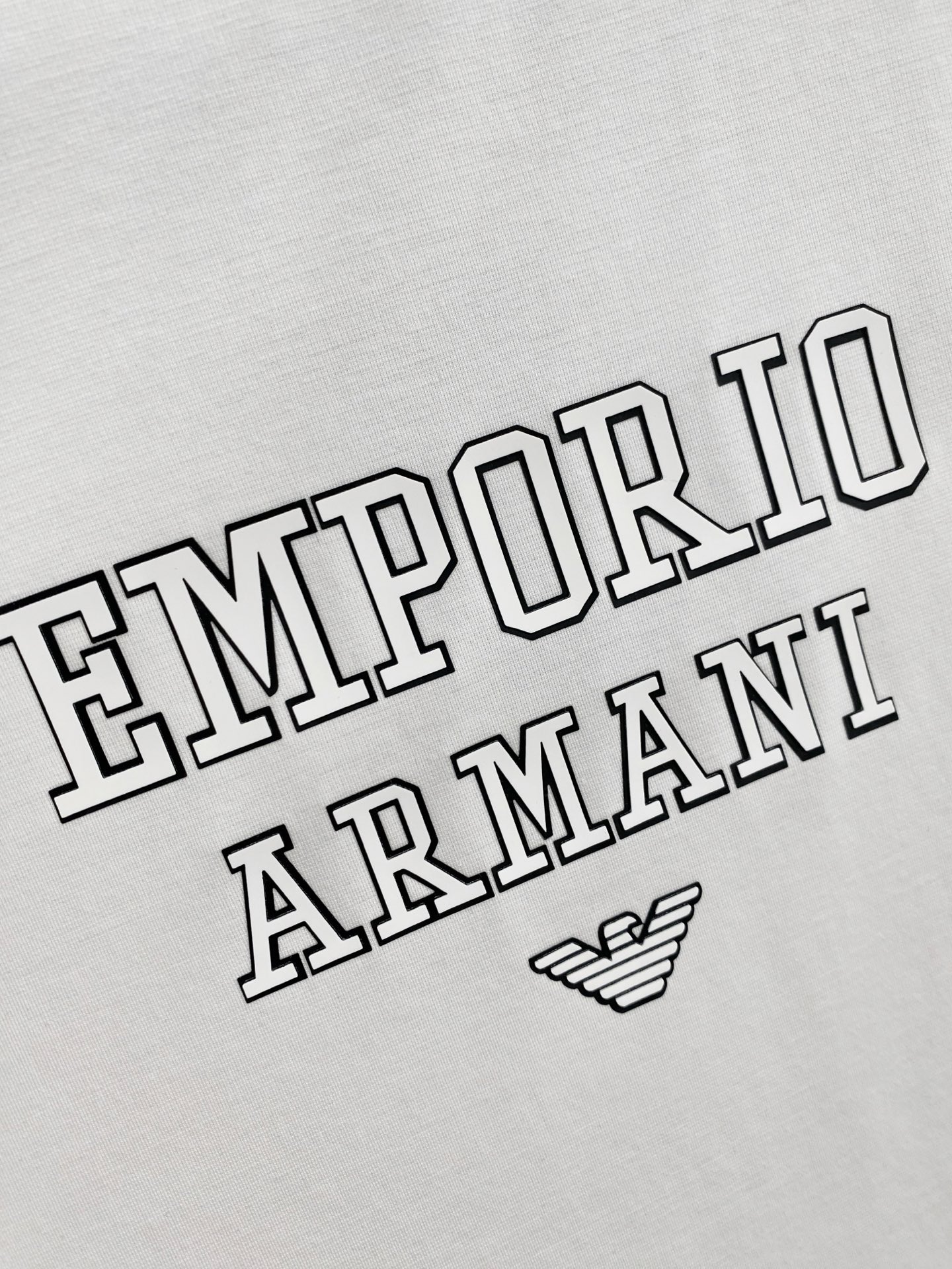 开春新品 阿玛尼 高定面料 玉蚕丝般的丝滑 2025春夏新品上市🍃时尚经典圆领短袖👍🏻时尚单品设计，更加