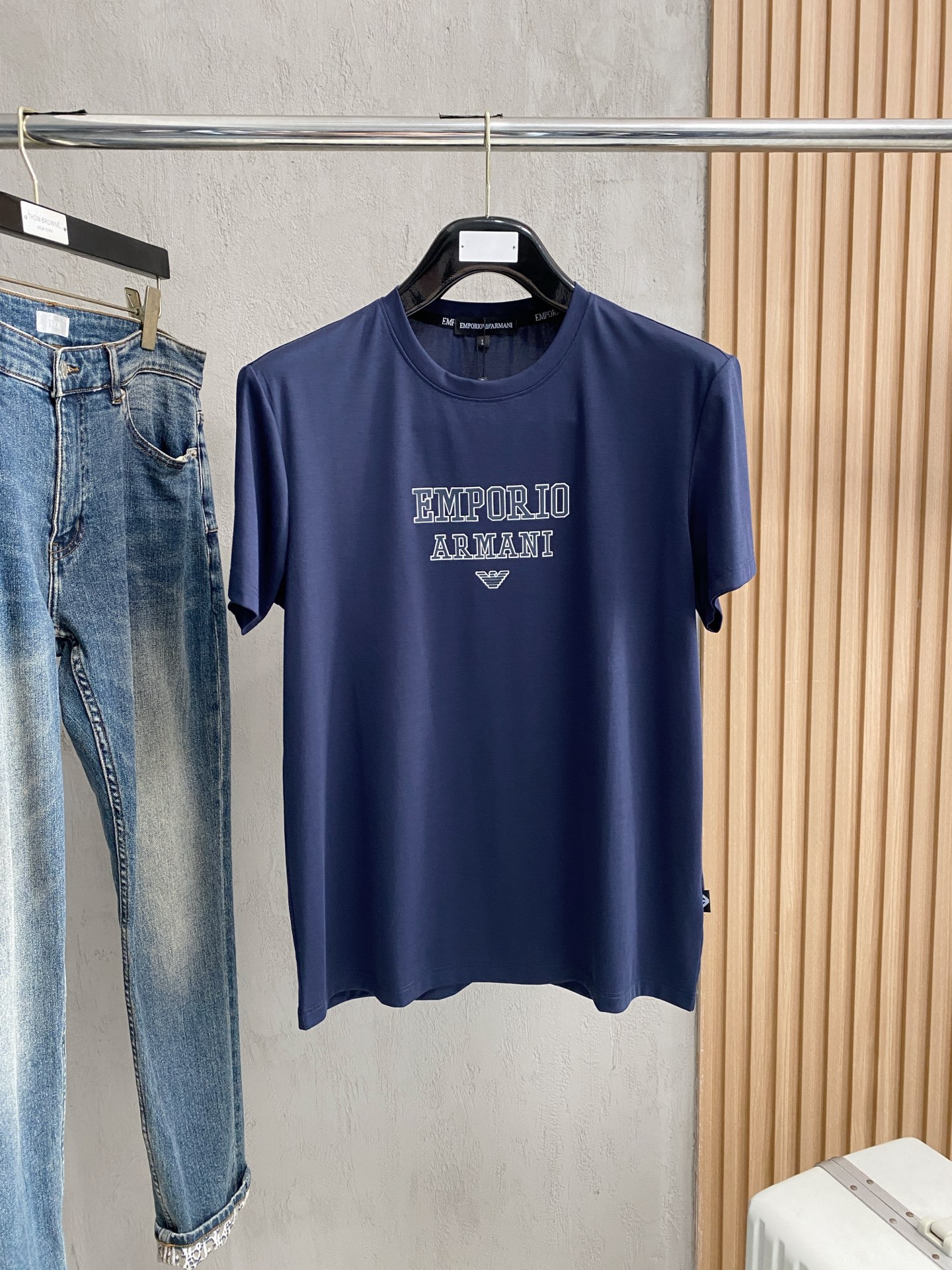 开春新品 阿玛尼 高定面料 玉蚕丝般的丝滑 2025春夏新品上市🍃时尚经典圆领短袖👍🏻时尚单品设计，更加