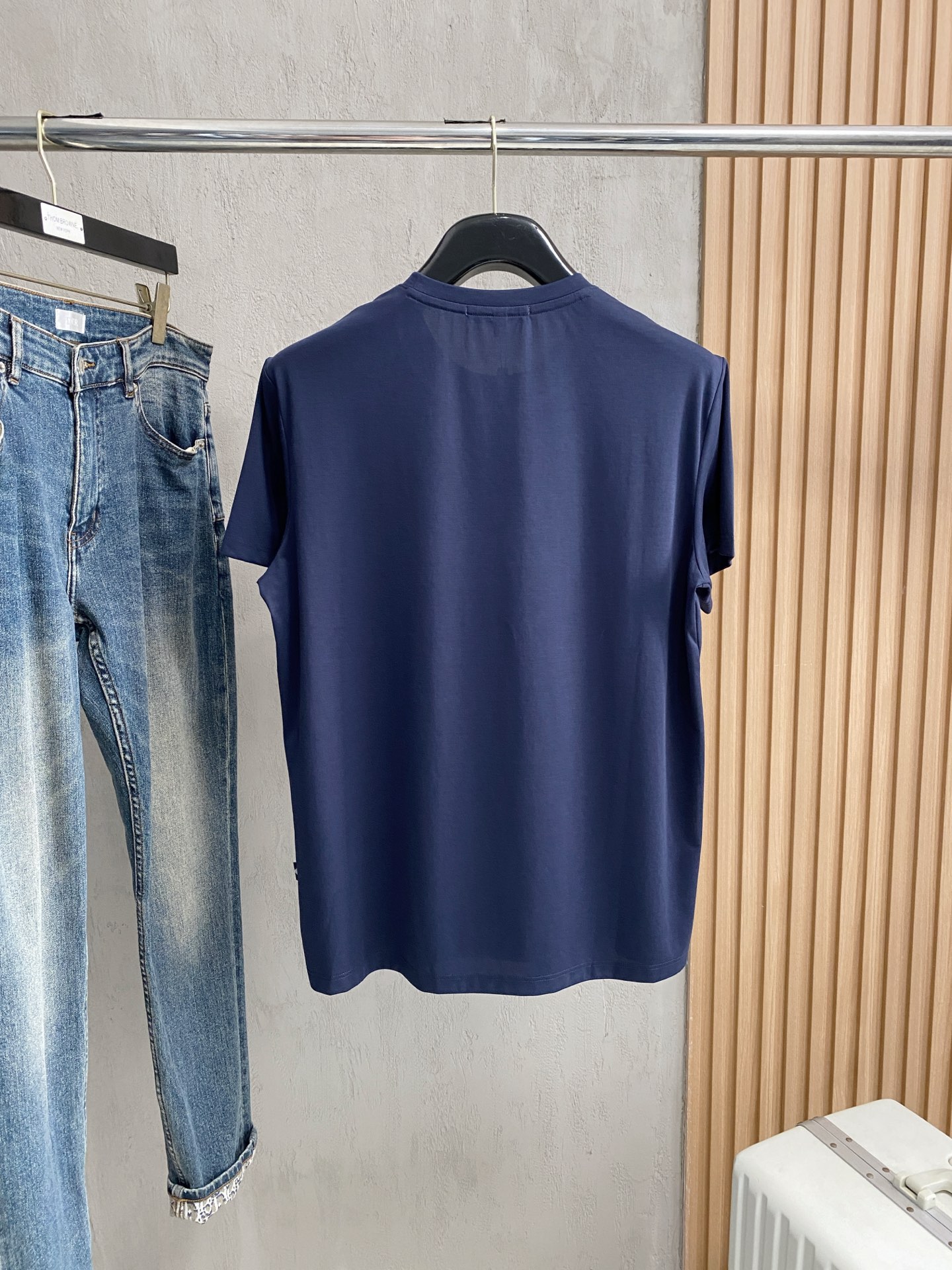 开春新品 阿玛尼 高定面料 玉蚕丝般的丝滑 2025春夏新品上市🍃时尚经典圆领短袖👍🏻时尚单品设计，更加