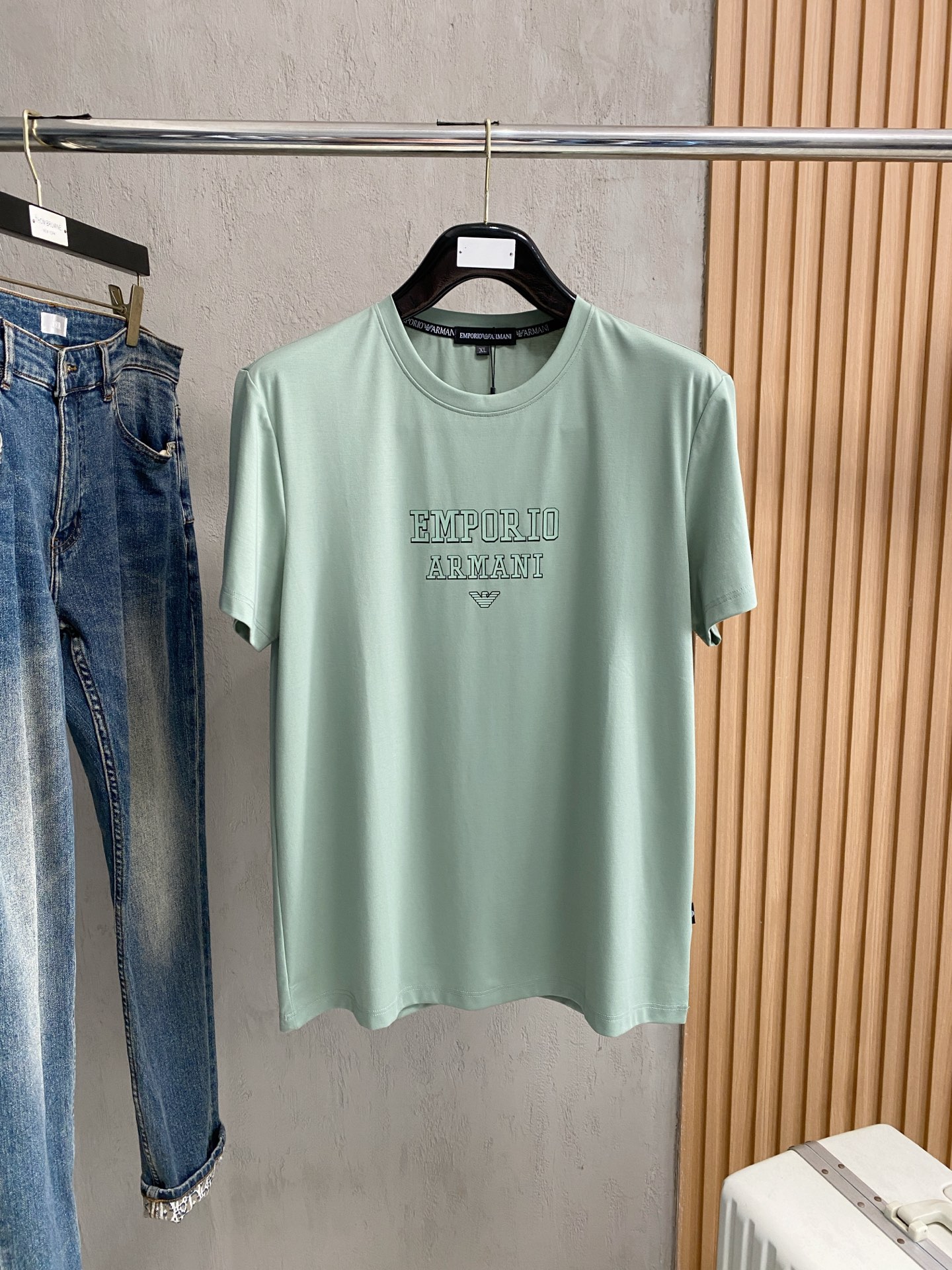 开春新品 阿玛尼 高定面料 玉蚕丝般的丝滑 2025春夏新品上市🍃时尚经典圆领短袖👍🏻时尚单品设计，更加