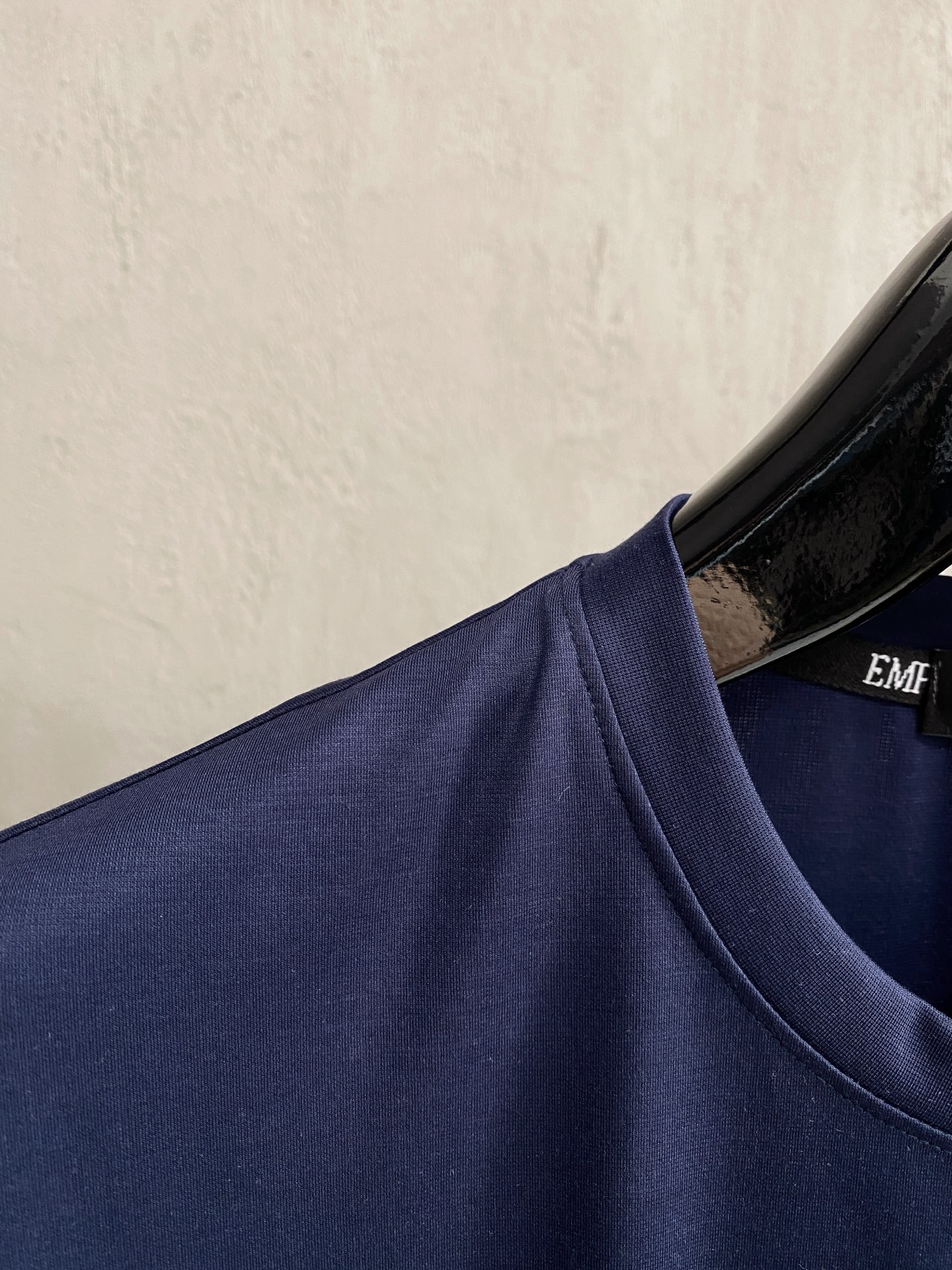 开春新品 阿玛尼 高定面料 玉蚕丝般的丝滑 2025春夏新品上市🍃时尚经典圆领短袖👍🏻时尚单品设计，更加