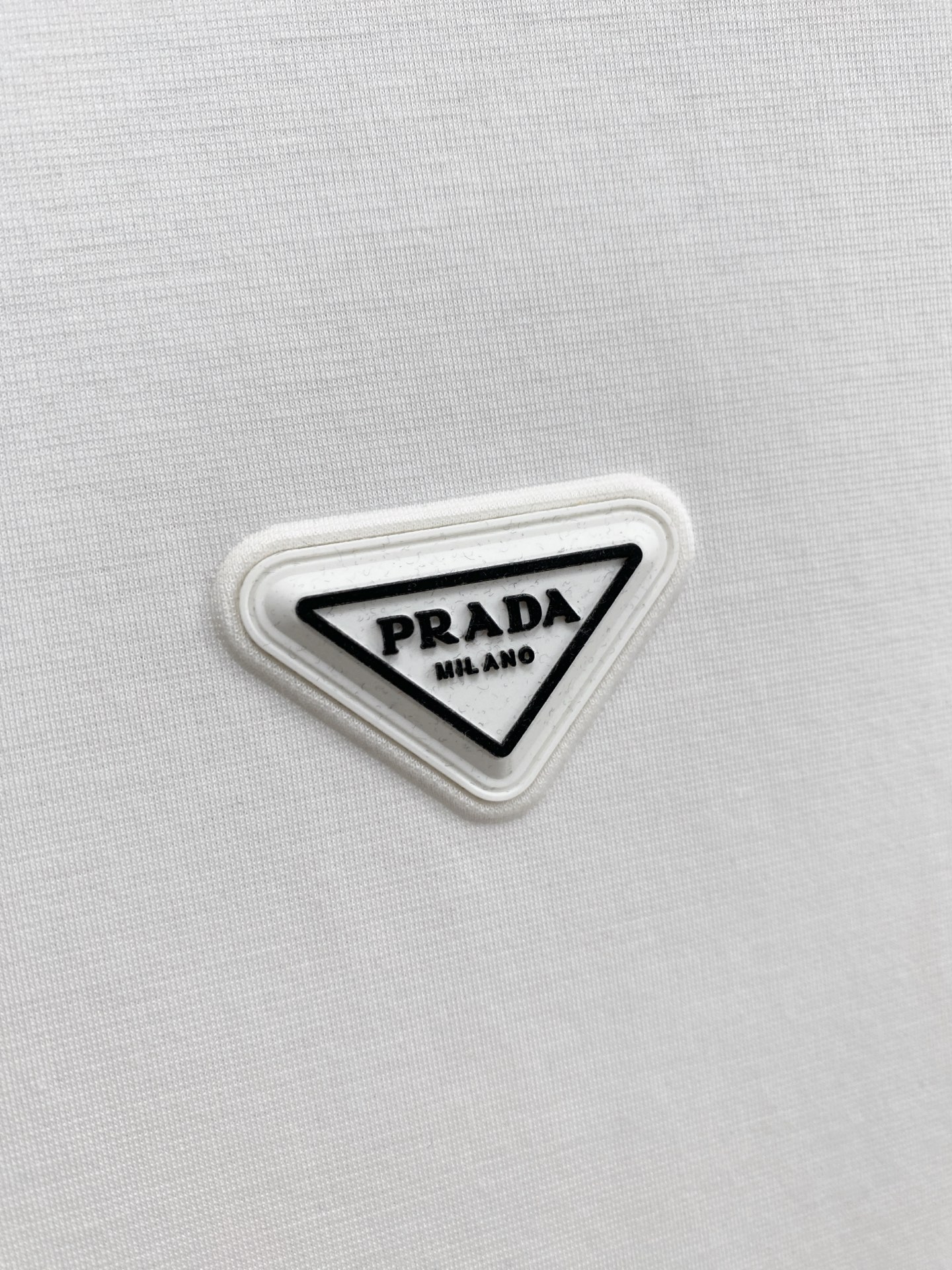 开春新品 普拉达 高定面料 玉蚕丝般的丝滑 2025春夏新品上市🍃时尚经典圆领短袖👍🏻时尚单品设计，更加