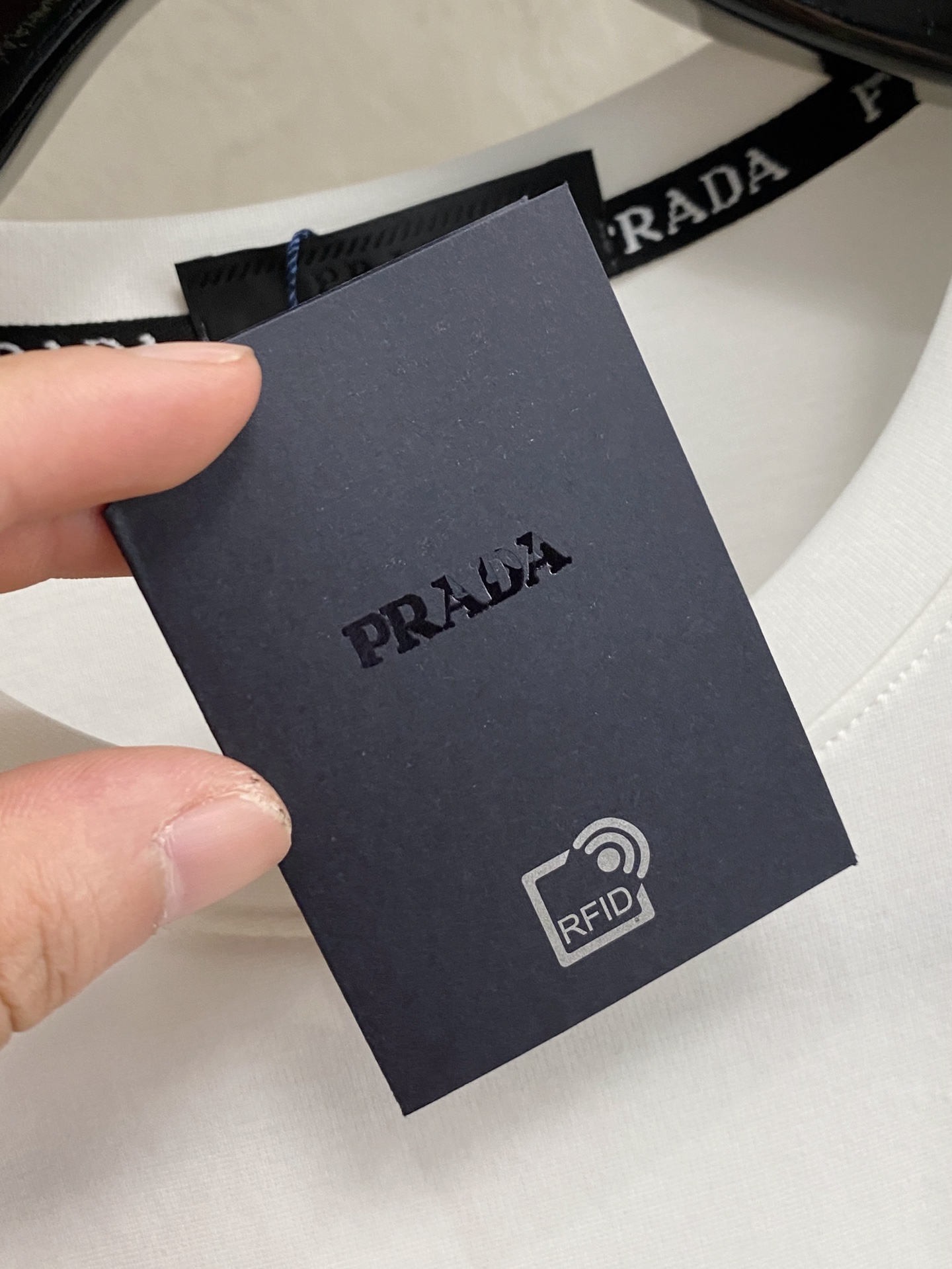 开春新品 普拉达 高定面料 玉蚕丝般的丝滑 2025春夏新品上市🍃时尚经典圆领短袖👍🏻时尚单品设计，更加