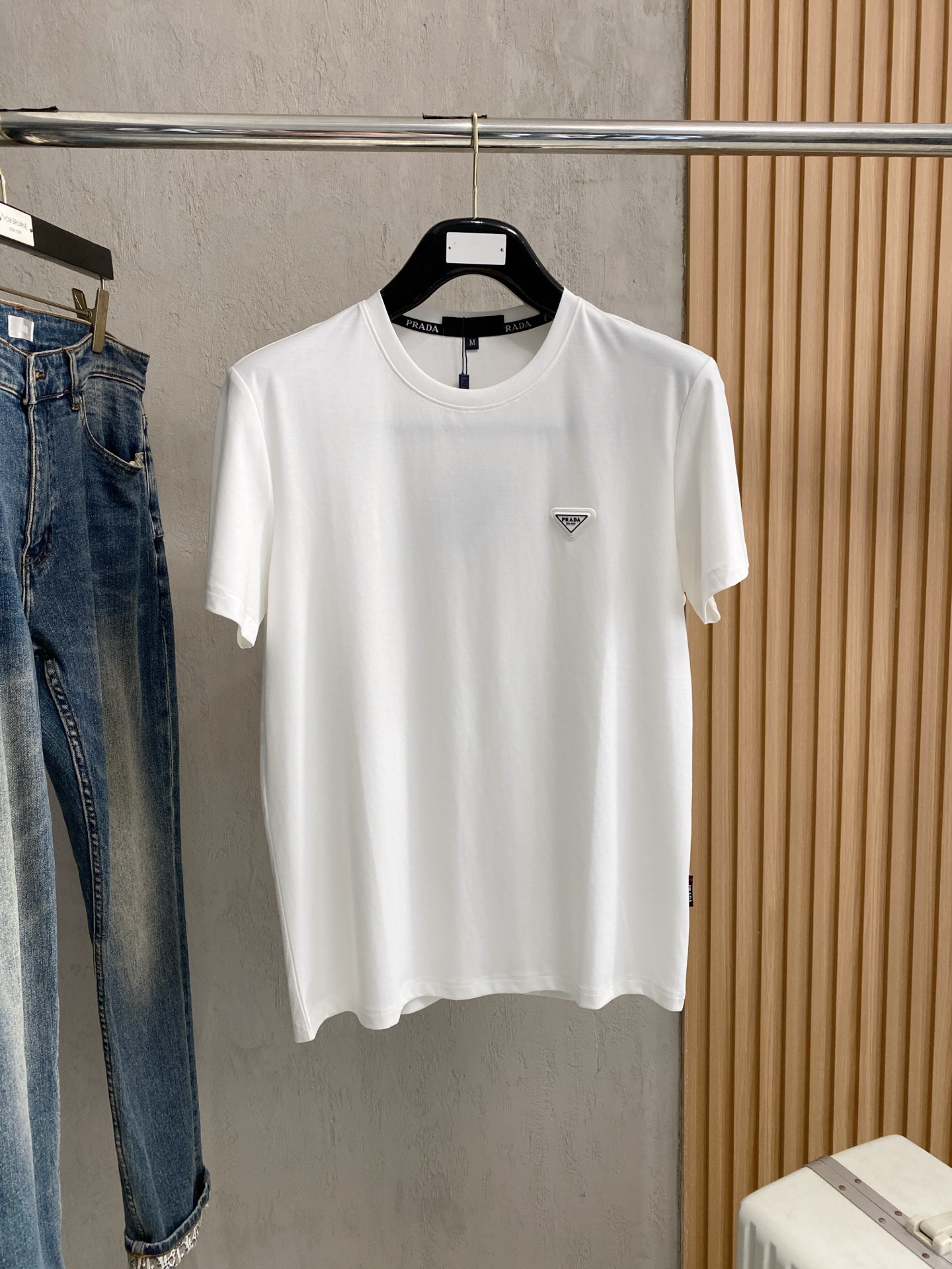 开春新品 普拉达 高定面料 玉蚕丝般的丝滑 2025春夏新品上市🍃时尚经典圆领短袖👍🏻时尚单品设计，更加