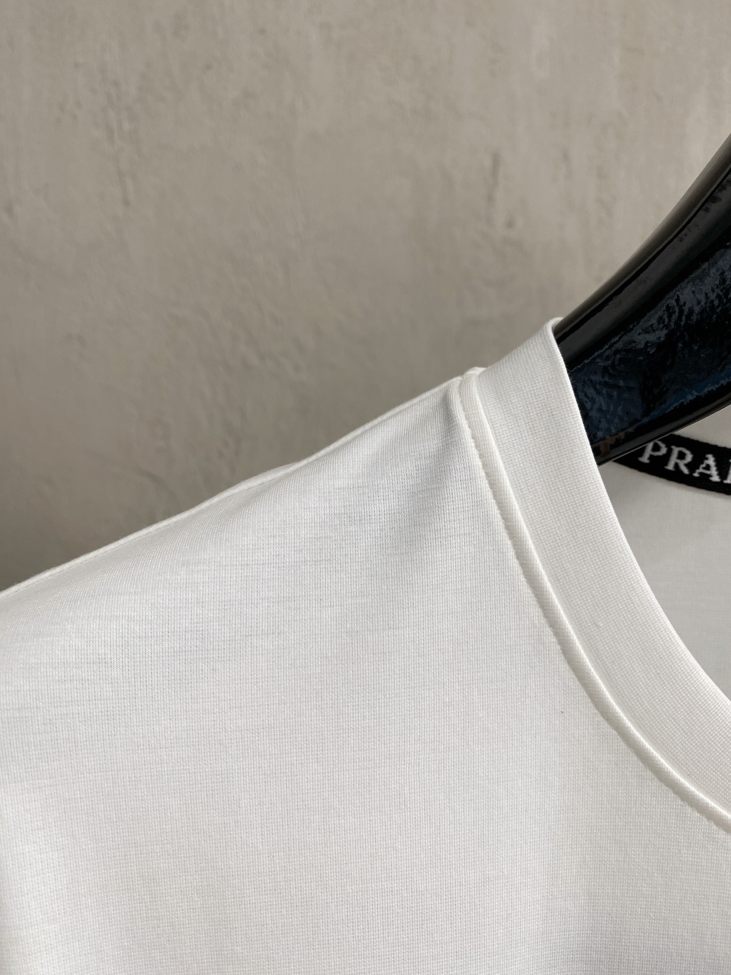 开春新品 普拉达 高定面料 玉蚕丝般的丝滑 2025春夏新品上市🍃时尚经典圆领短袖👍🏻时尚单品设计，更加