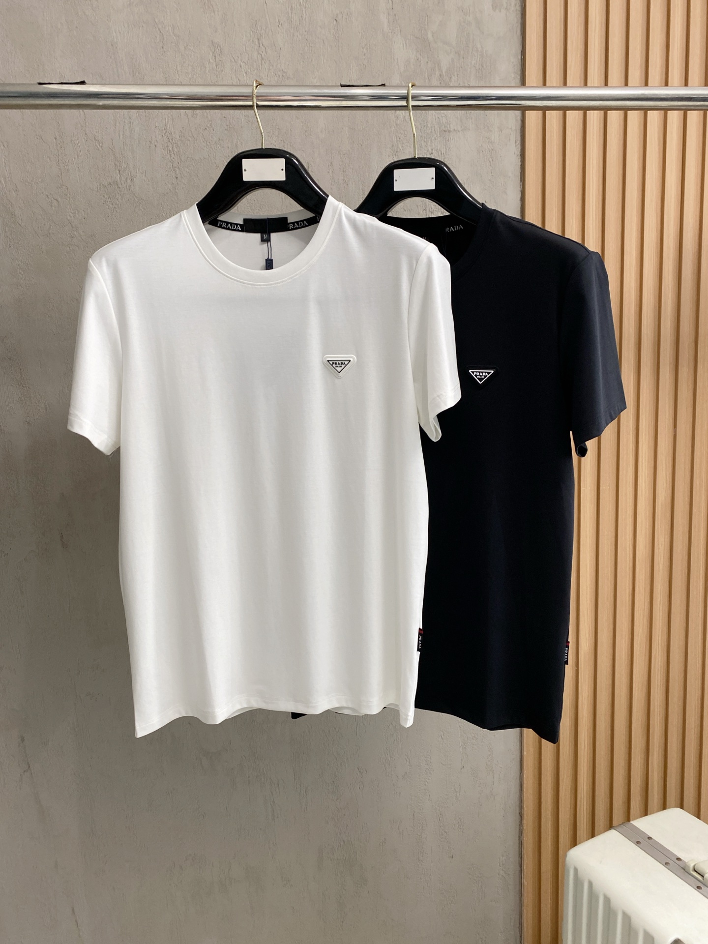 开春新品 普拉达 高定面料 玉蚕丝般的丝滑 2025春夏新品上市🍃时尚经典圆领短袖👍🏻时尚单品设计，更加