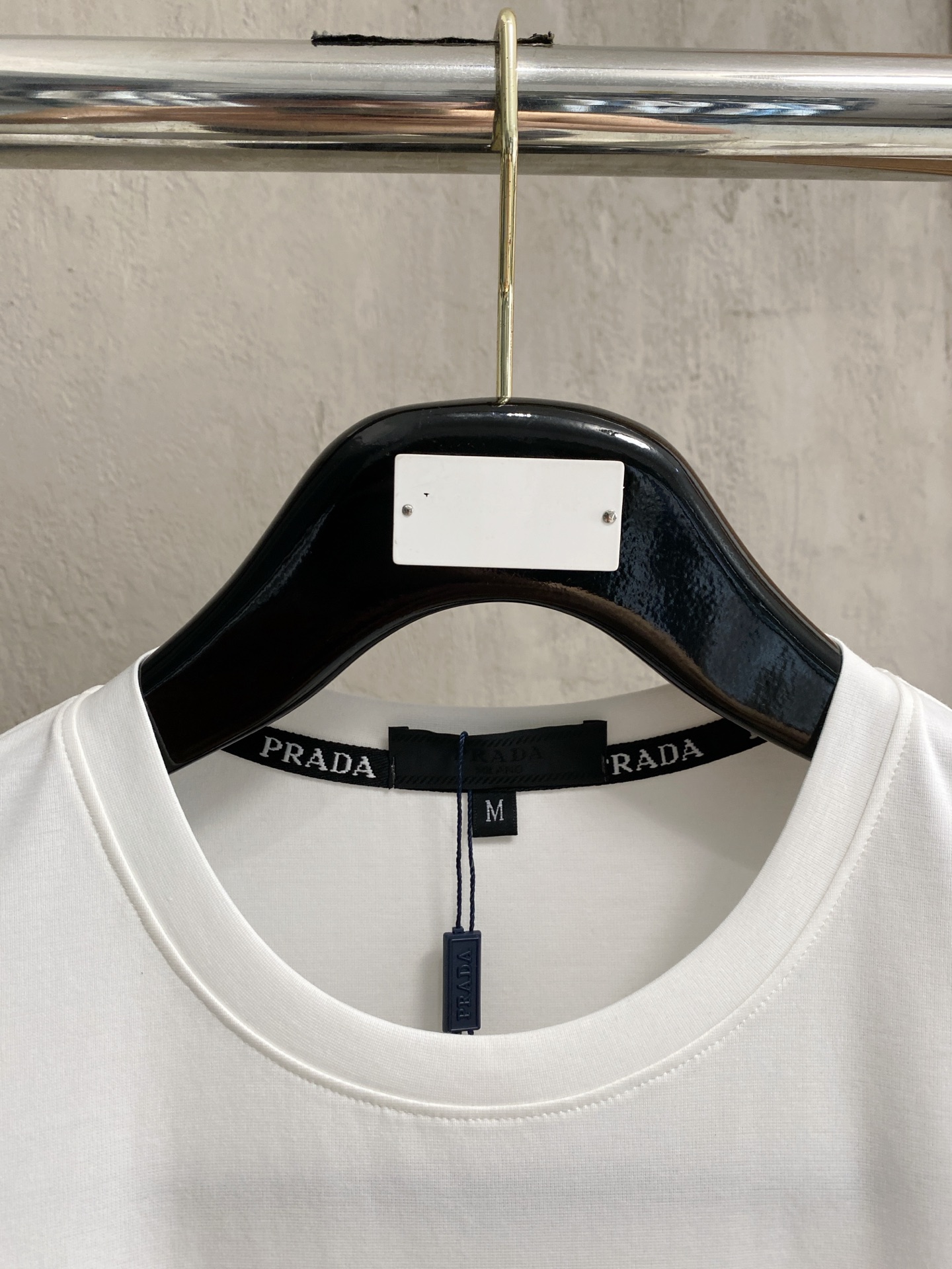 开春新品 普拉达 高定面料 玉蚕丝般的丝滑 2025春夏新品上市🍃时尚经典圆领短袖👍🏻时尚单品设计，更加