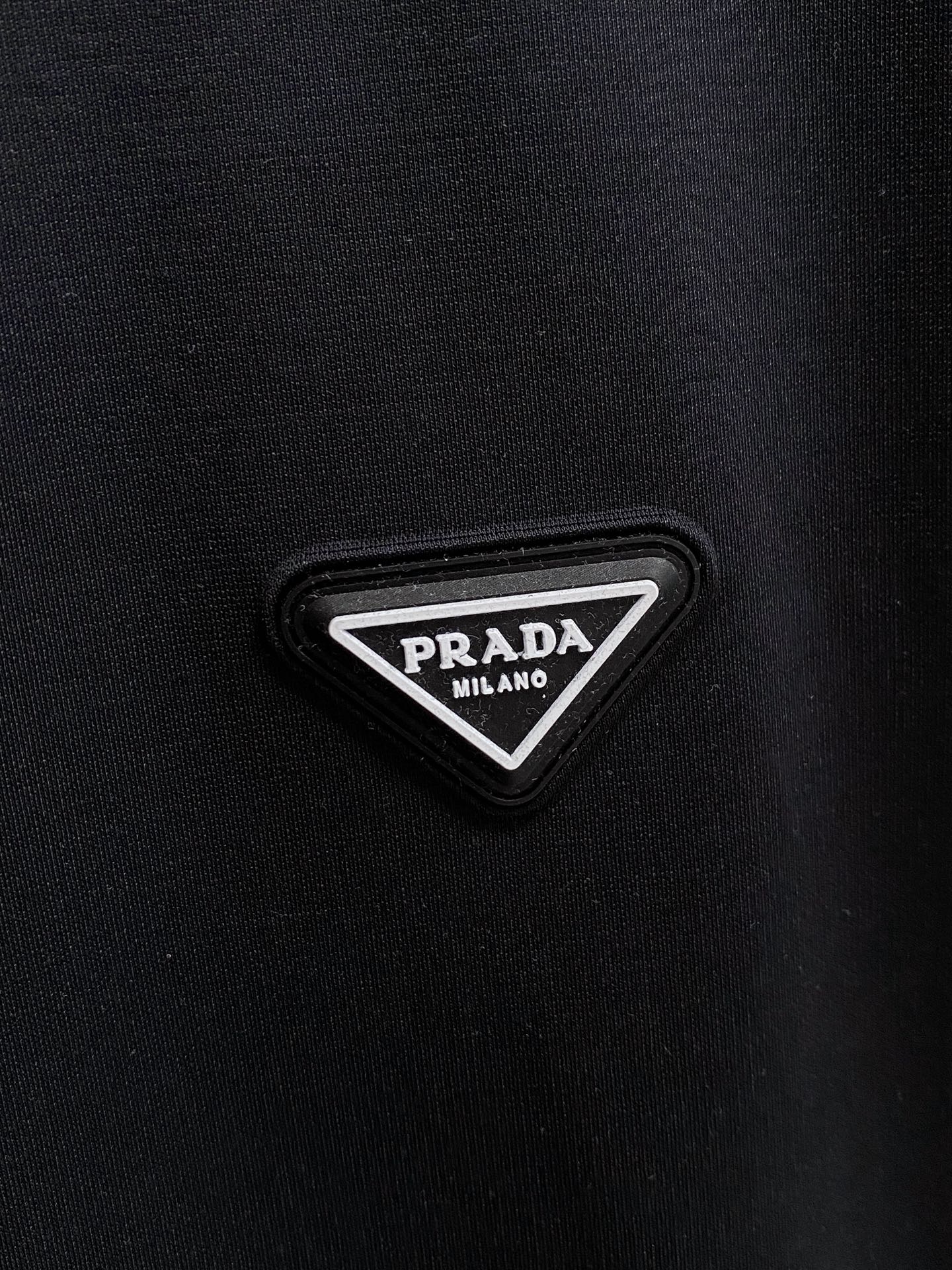 开春新品 普拉达 高定面料 玉蚕丝般的丝滑 2025春夏新品上市🍃时尚经典圆领短袖👍🏻时尚单品设计，更加