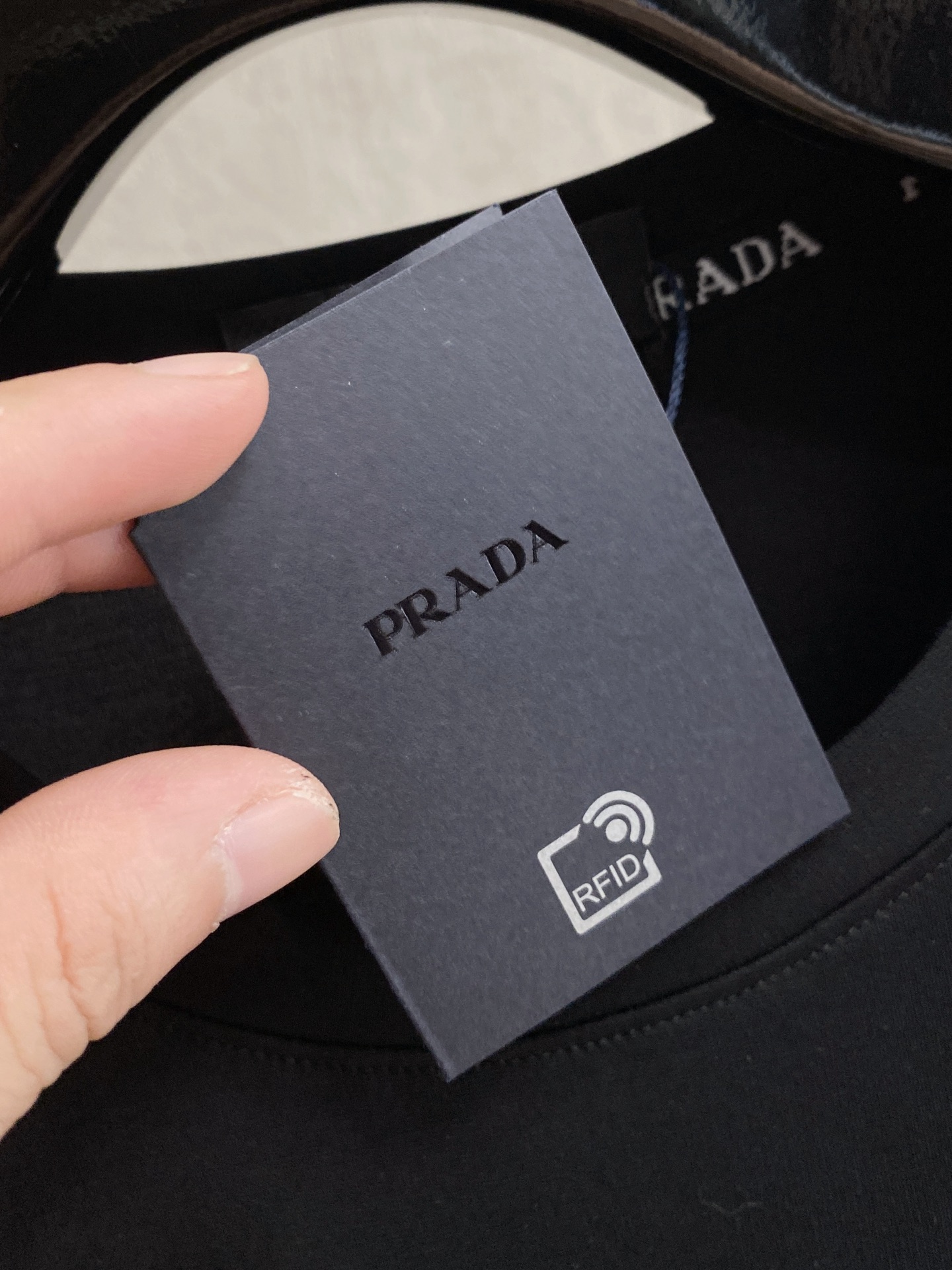 开春新品 普拉达 高定面料 玉蚕丝般的丝滑 2025春夏新品上市🍃时尚经典圆领短袖👍🏻时尚单品设计，更加