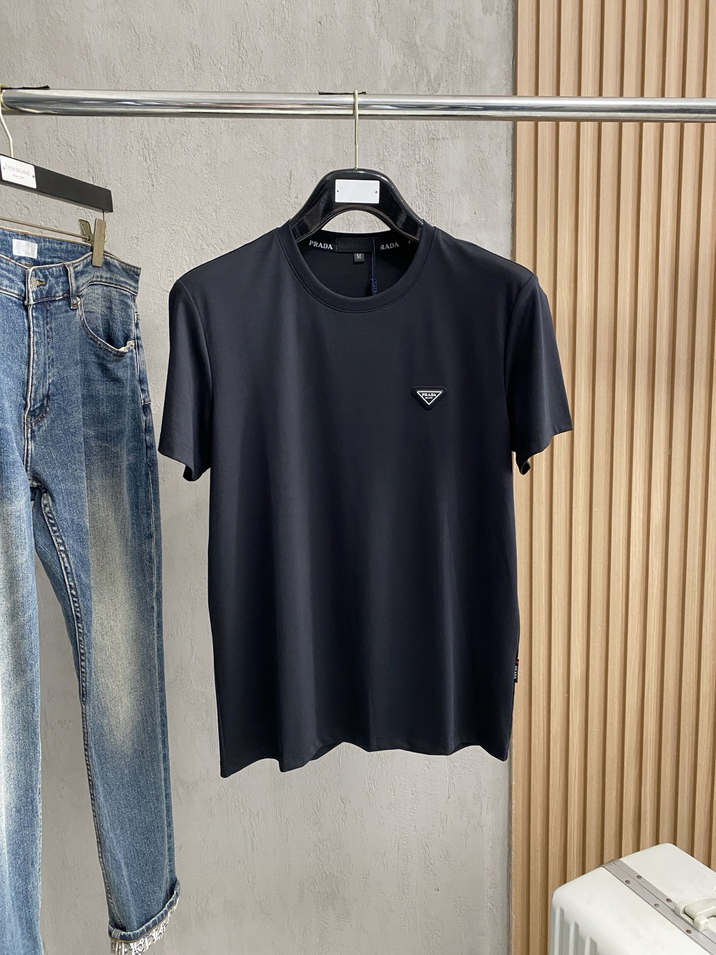 开春新品 普拉达 高定面料 玉蚕丝般的丝滑 2025春夏新品上市🍃时尚经典圆领短袖👍🏻时尚单品设计，更加