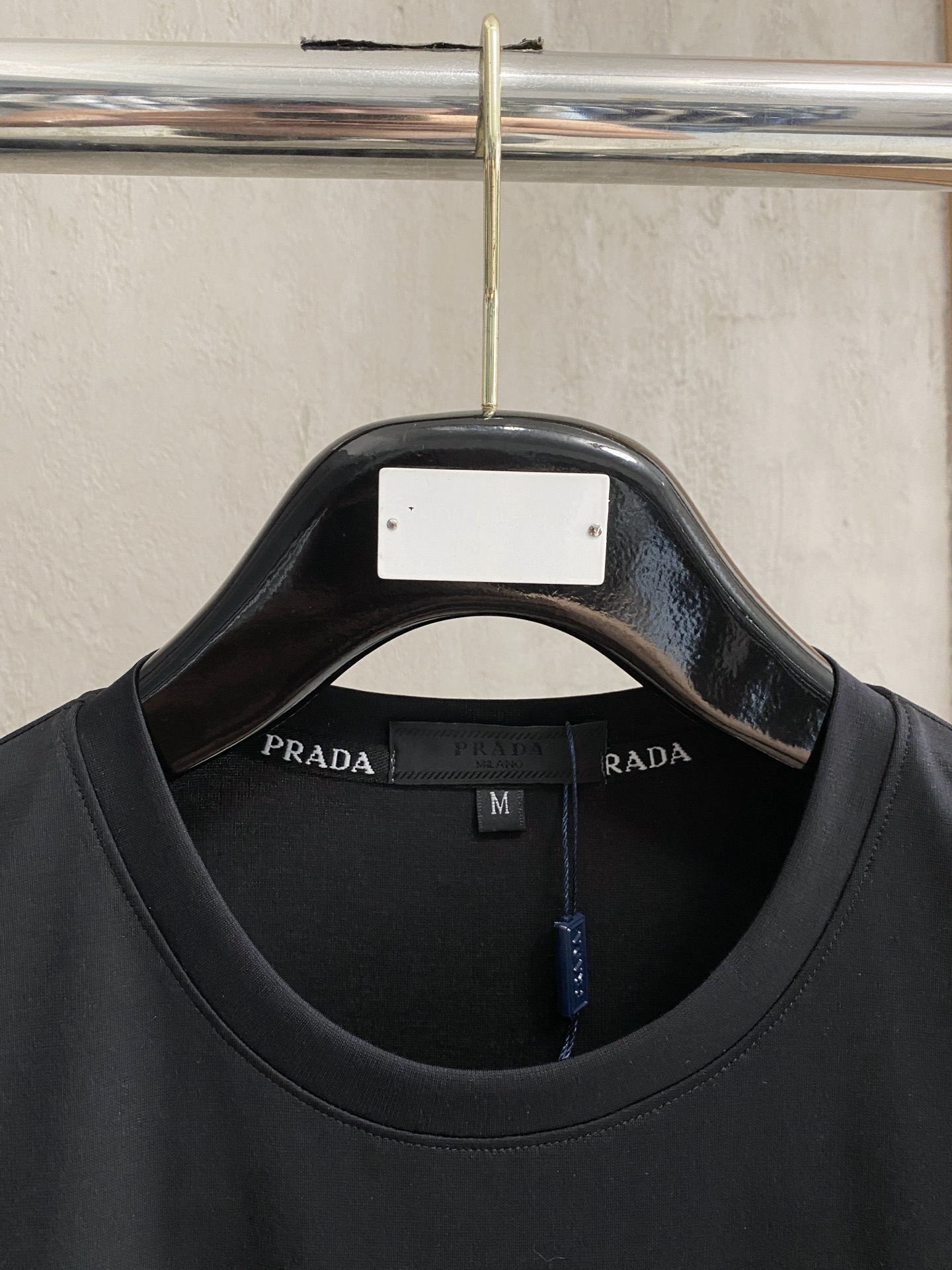 开春新品 普拉达 高定面料 玉蚕丝般的丝滑 2025春夏新品上市🍃时尚经典圆领短袖👍🏻时尚单品设计，更加