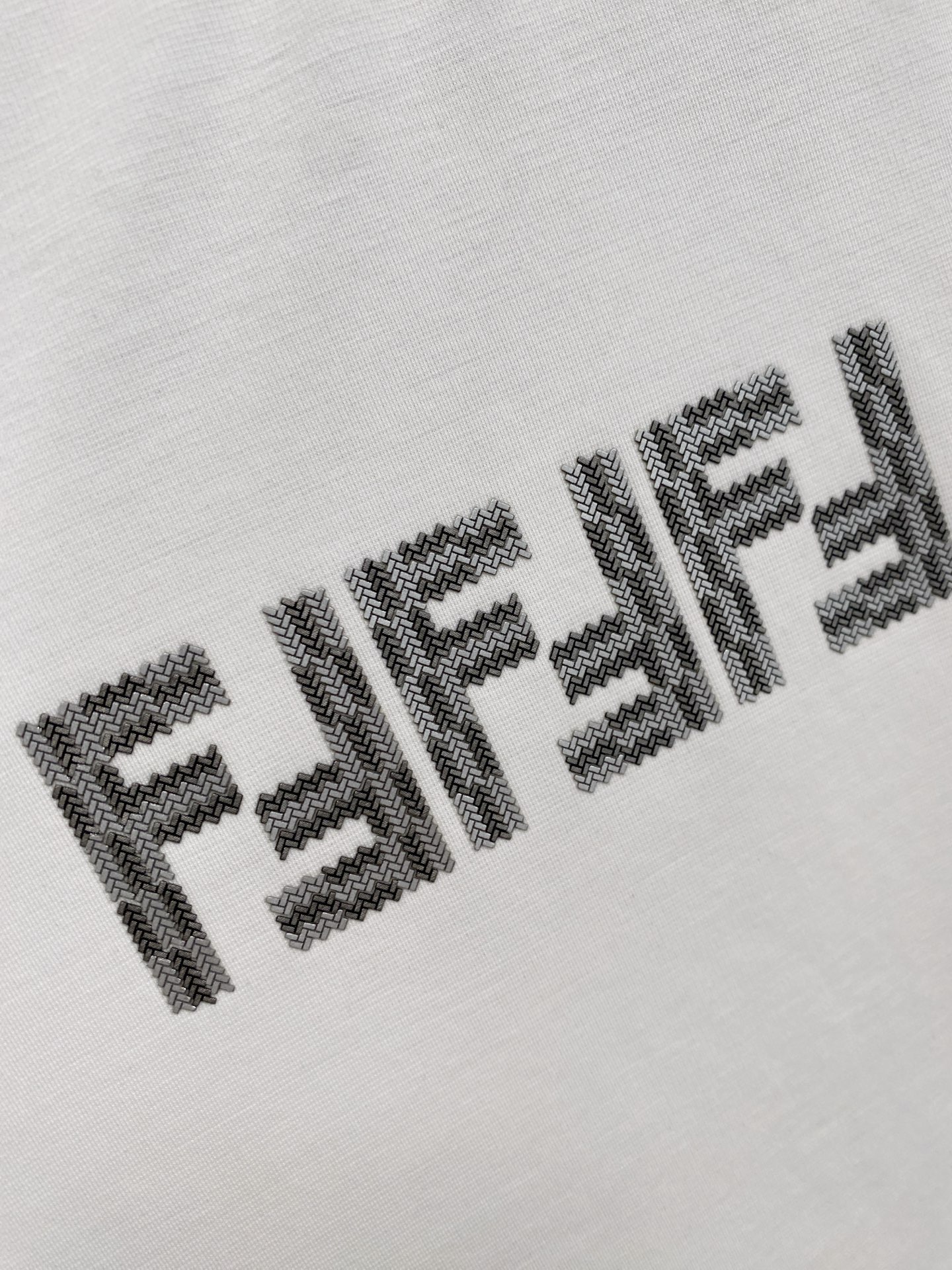 开春新品 芬迪 高定面料 玉蚕丝般的丝滑 2025春夏新品上市🍃时尚经典圆领短袖👍🏻时尚单品设计，更加时