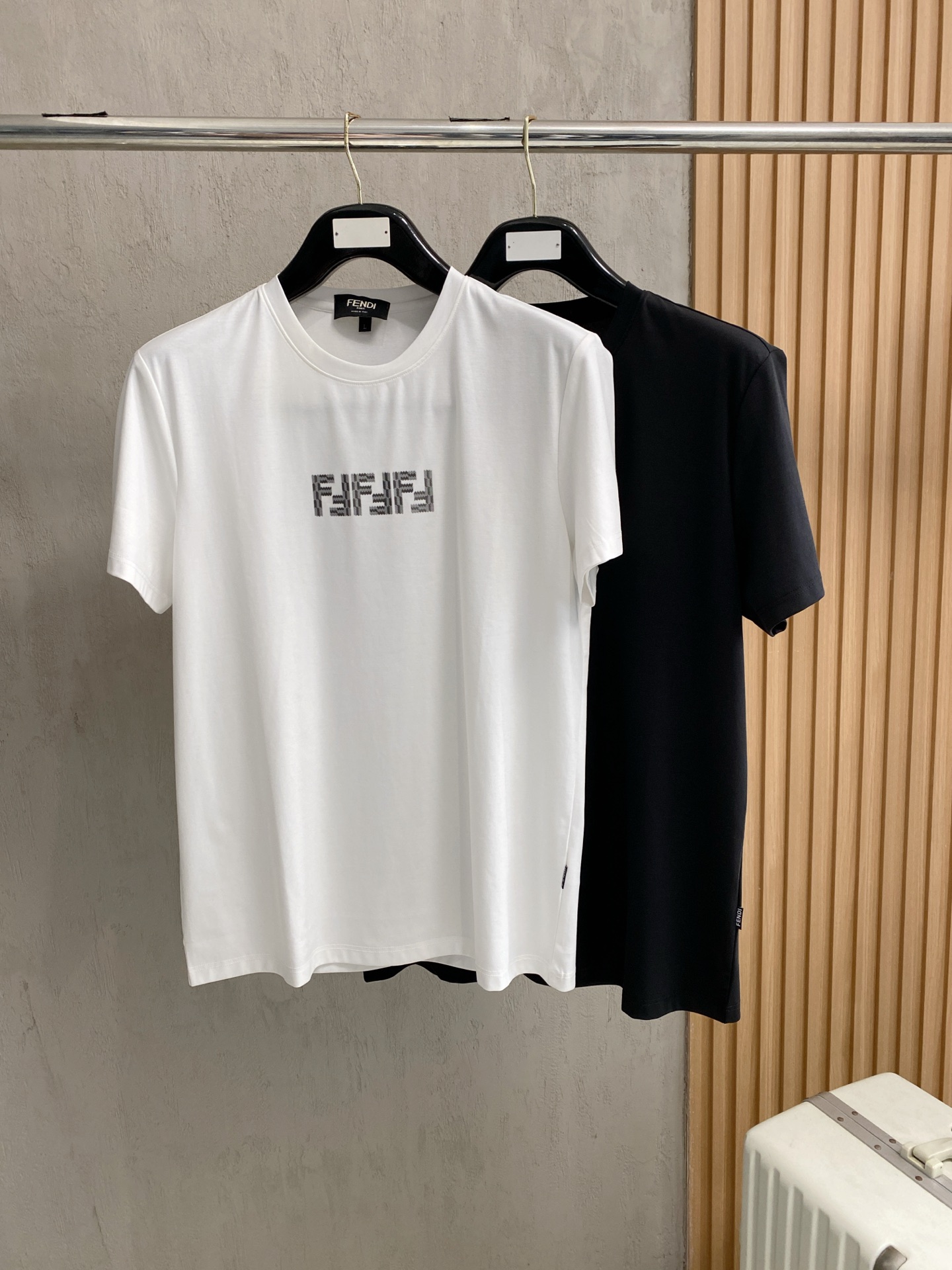 开春新品 芬迪 高定面料 玉蚕丝般的丝滑 2025春夏新品上市🍃时尚经典圆领短袖👍🏻时尚单品设计，更加时