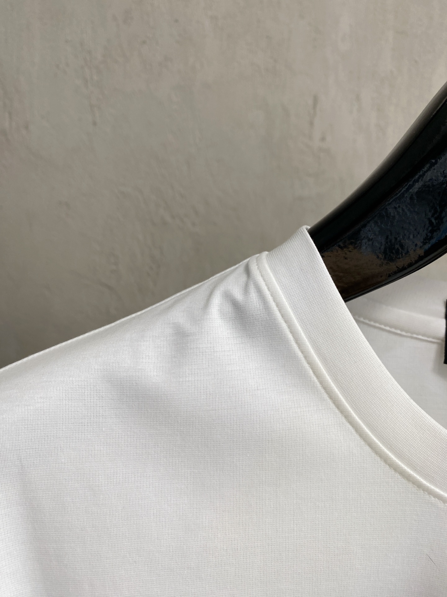 开春新品 芬迪 高定面料 玉蚕丝般的丝滑 2025春夏新品上市🍃时尚经典圆领短袖👍🏻时尚单品设计，更加时