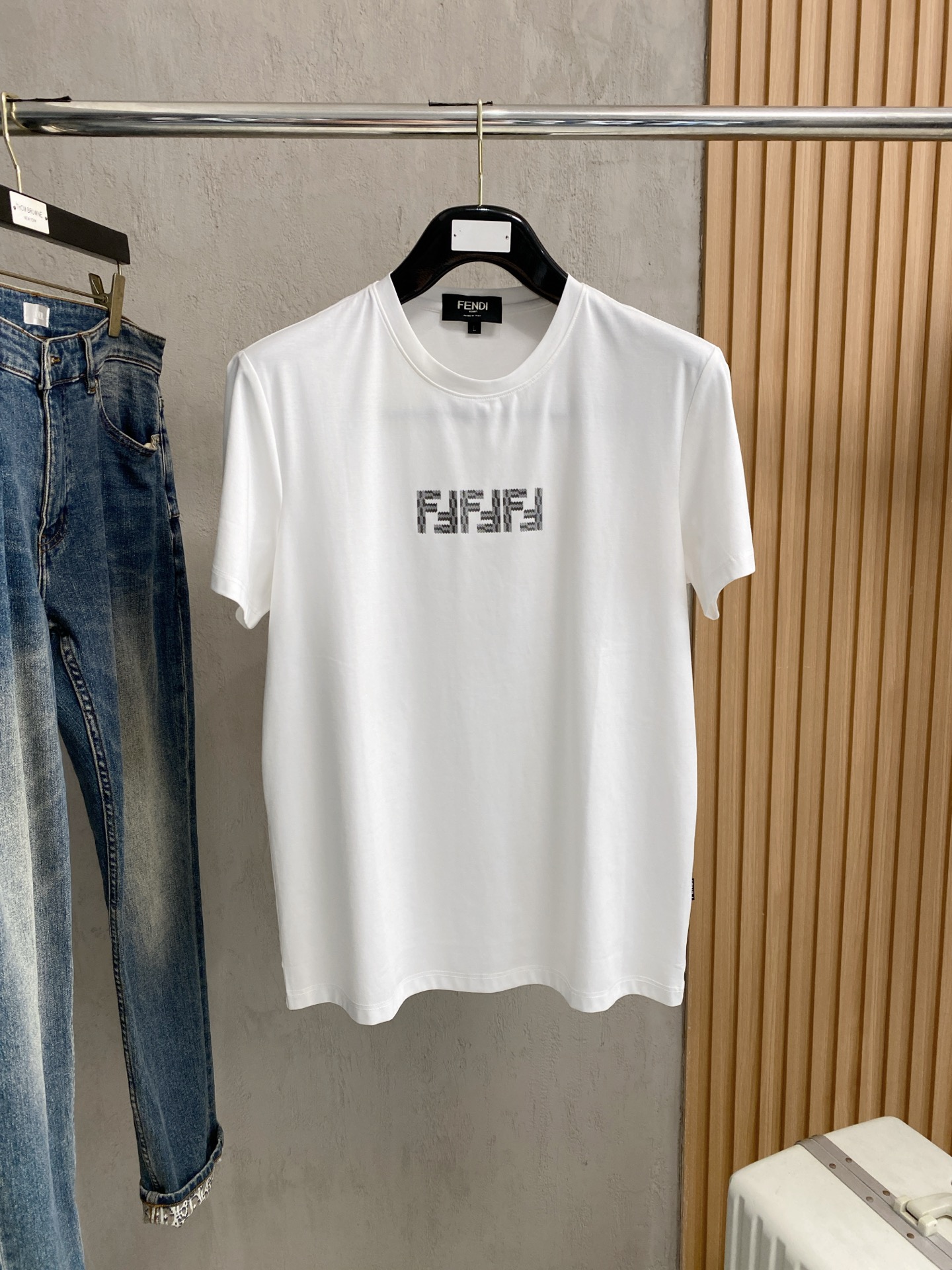 开春新品 芬迪 高定面料 玉蚕丝般的丝滑 2025春夏新品上市🍃时尚经典圆领短袖👍🏻时尚单品设计，更加时