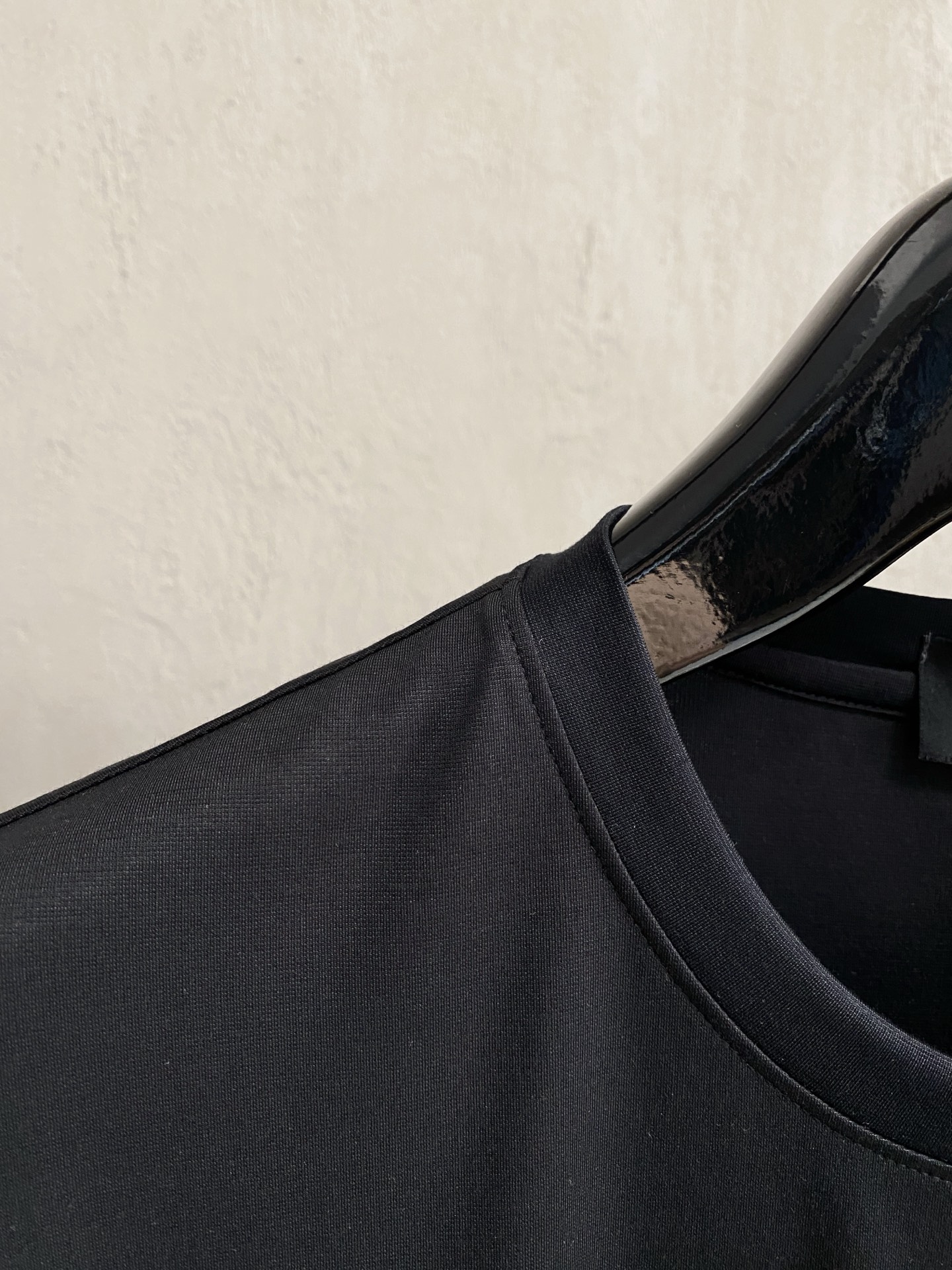 开春新品 芬迪 高定面料 玉蚕丝般的丝滑 2025春夏新品上市🍃时尚经典圆领短袖👍🏻时尚单品设计，更加时