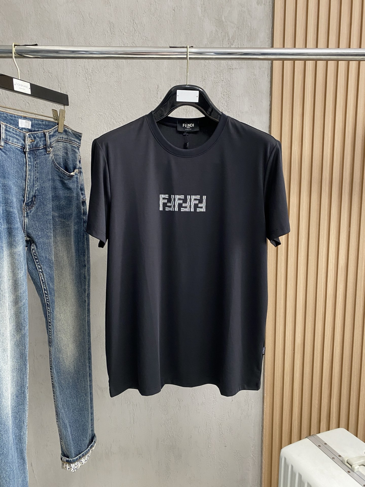 开春新品 芬迪 高定面料 玉蚕丝般的丝滑 2025春夏新品上市🍃时尚经典圆领短袖👍🏻时尚单品设计，更加时