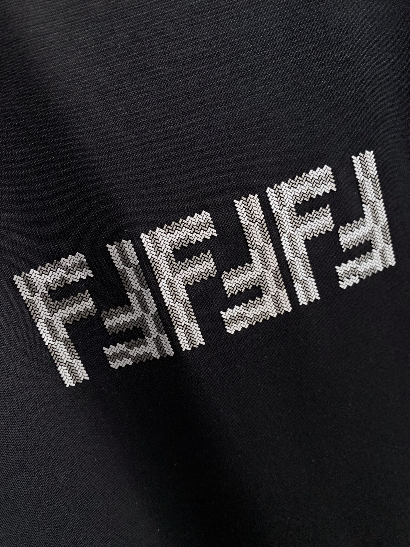 开春新品 芬迪 高定面料 玉蚕丝般的丝滑 2025春夏新品上市🍃时尚经典圆领短袖👍🏻时尚单品设计，更加时