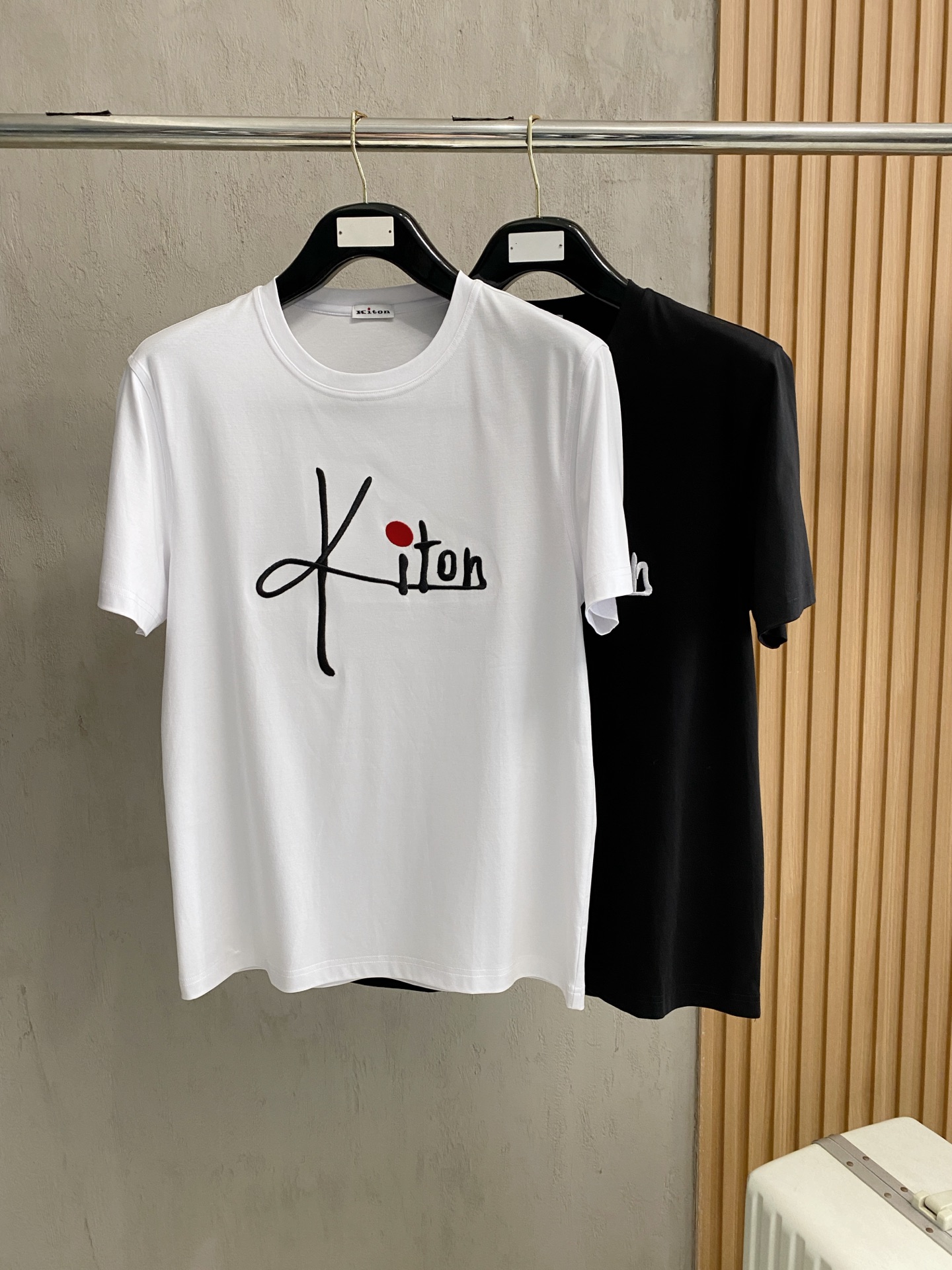 开春新品 高定面料 玉蚕丝般的丝滑 2025春夏新品上市🍃时尚经典圆领短袖👍🏻时尚单品设计，更加时尚舒适