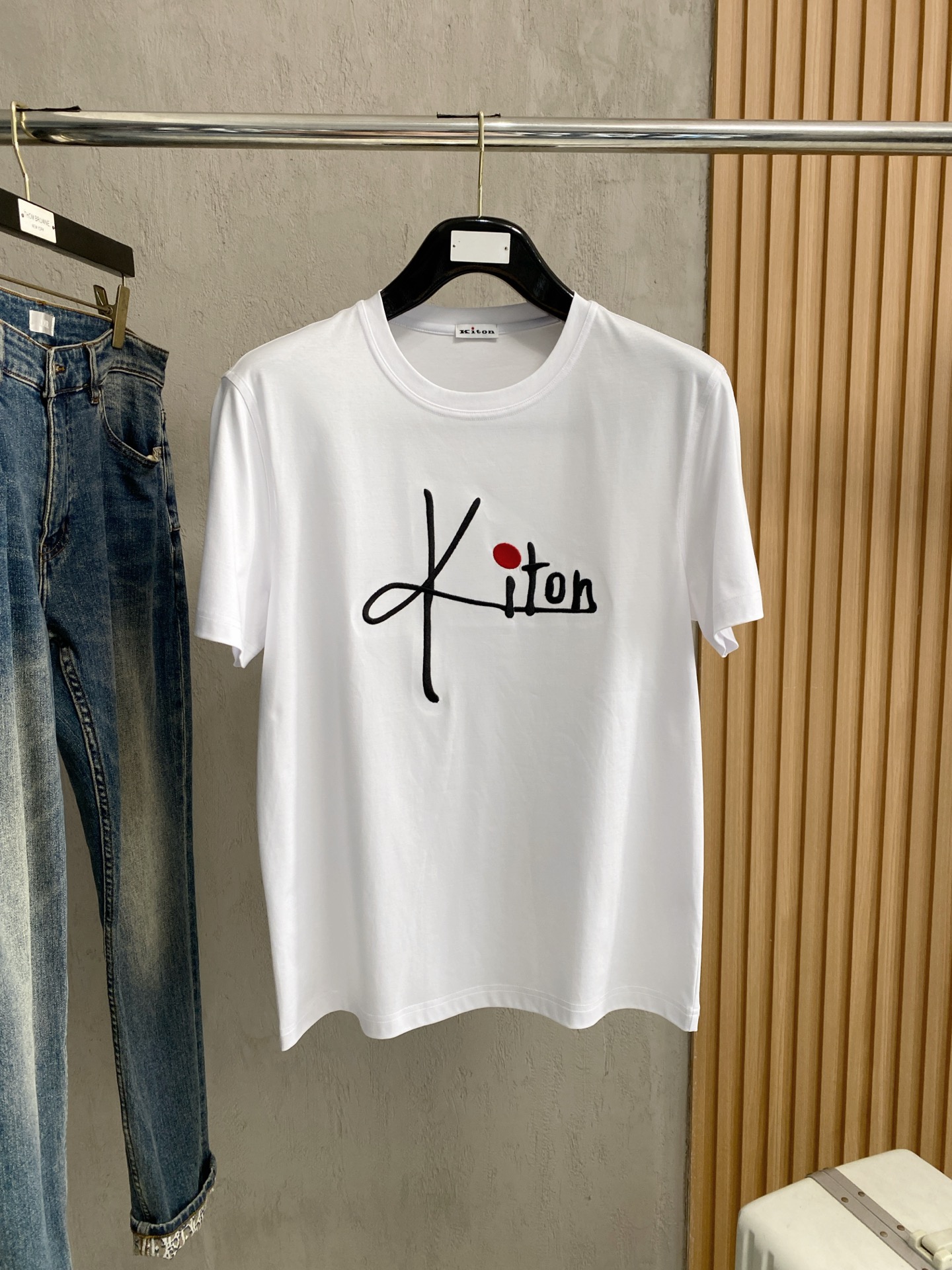 开春新品 高定面料 玉蚕丝般的丝滑 2025春夏新品上市🍃时尚经典圆领短袖👍🏻时尚单品设计，更加时尚舒适