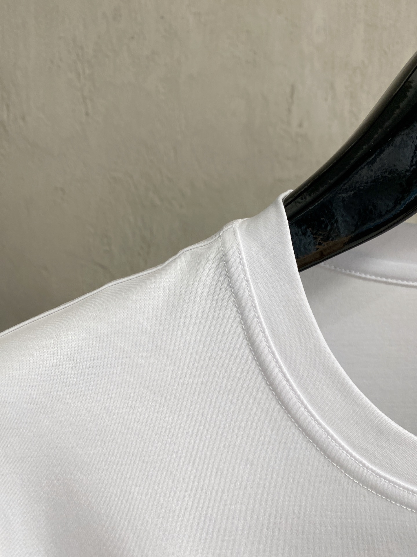 开春新品 高定面料 玉蚕丝般的丝滑 2025春夏新品上市🍃时尚经典圆领短袖👍🏻时尚单品设计，更加时尚舒适