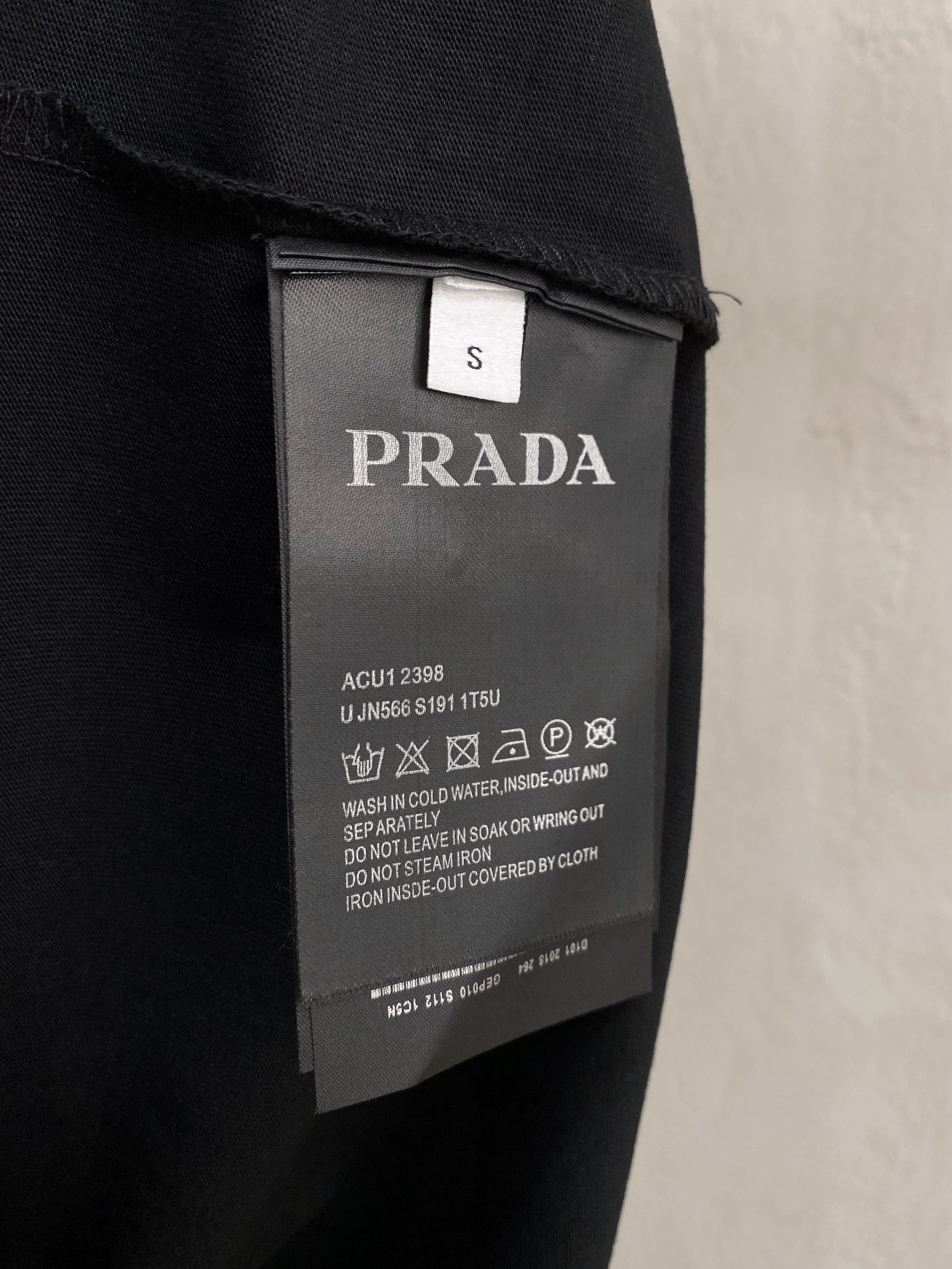 高版本 普拉达 2025新款经典圆领短袖，时尚百搭经典元素打造精致工艺专柜面料，顶级元素融合打造，经典短