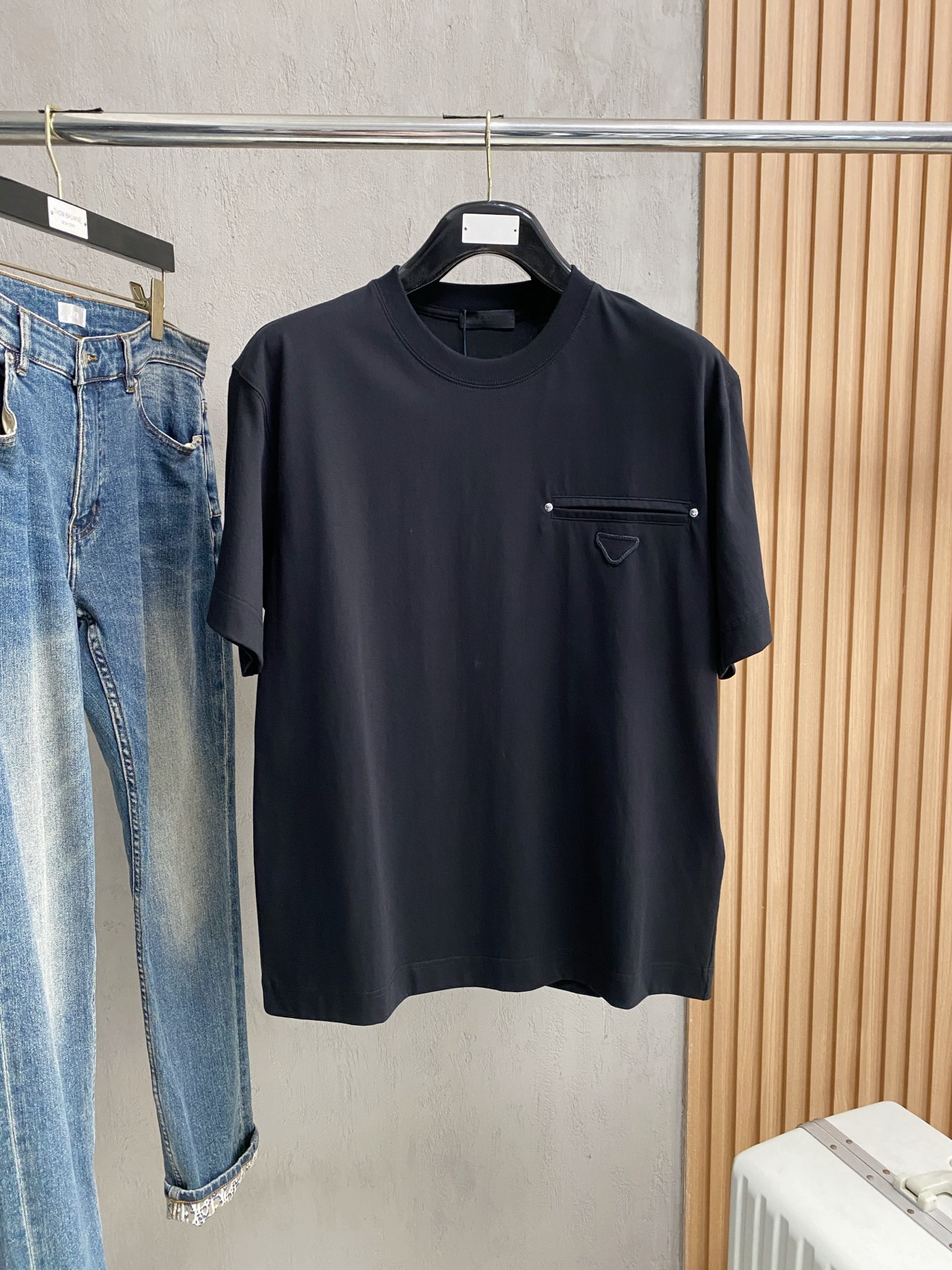 高版本 普拉达 2025新款经典圆领短袖，时尚百搭经典元素打造精致工艺专柜面料，顶级元素融合打造，经典短