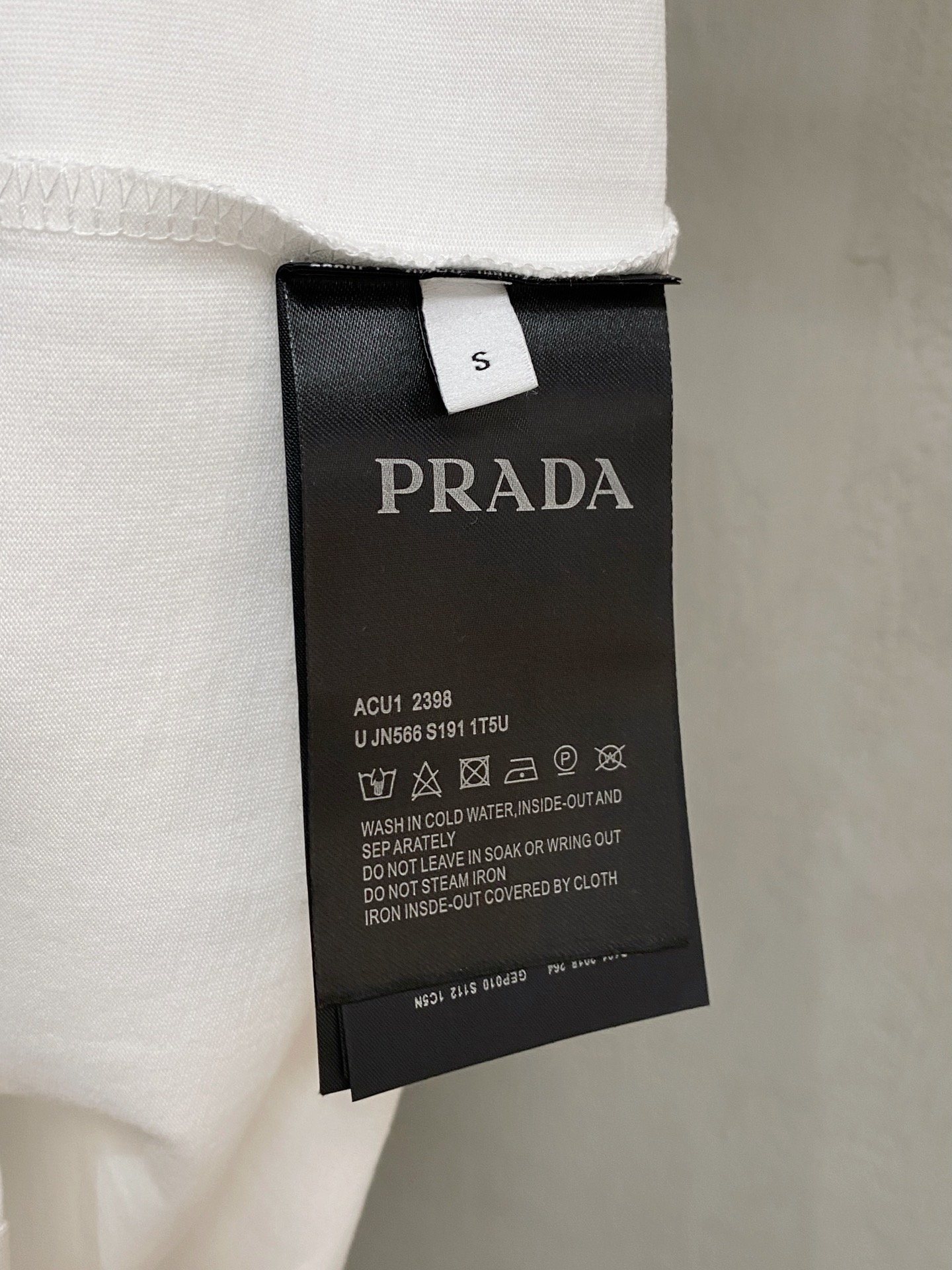 高版本 普拉达 2025新款经典圆领短袖，时尚百搭经典元素打造精致工艺专柜面料，顶级元素融合打造，经典短