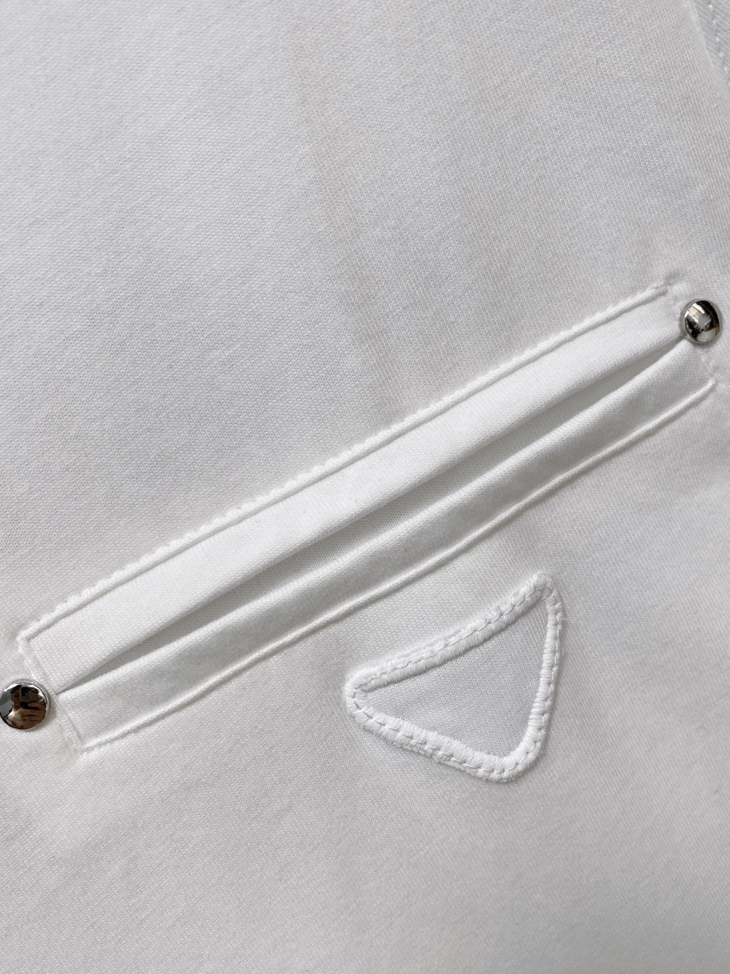 高版本 普拉达 2025新款经典圆领短袖，时尚百搭经典元素打造精致工艺专柜面料，顶级元素融合打造，经典短