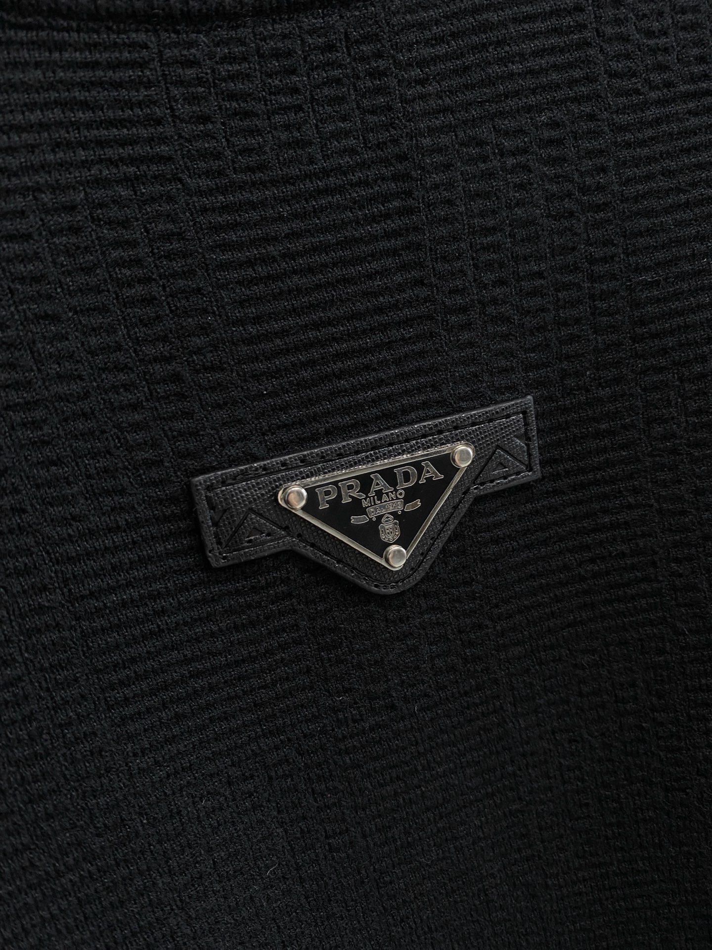 普拉达 2025秋冬 羊毛混纺套头针织毛衣很有亮点细节上凸显质感 整体设计上身时尚而赋予现代气息感合体的