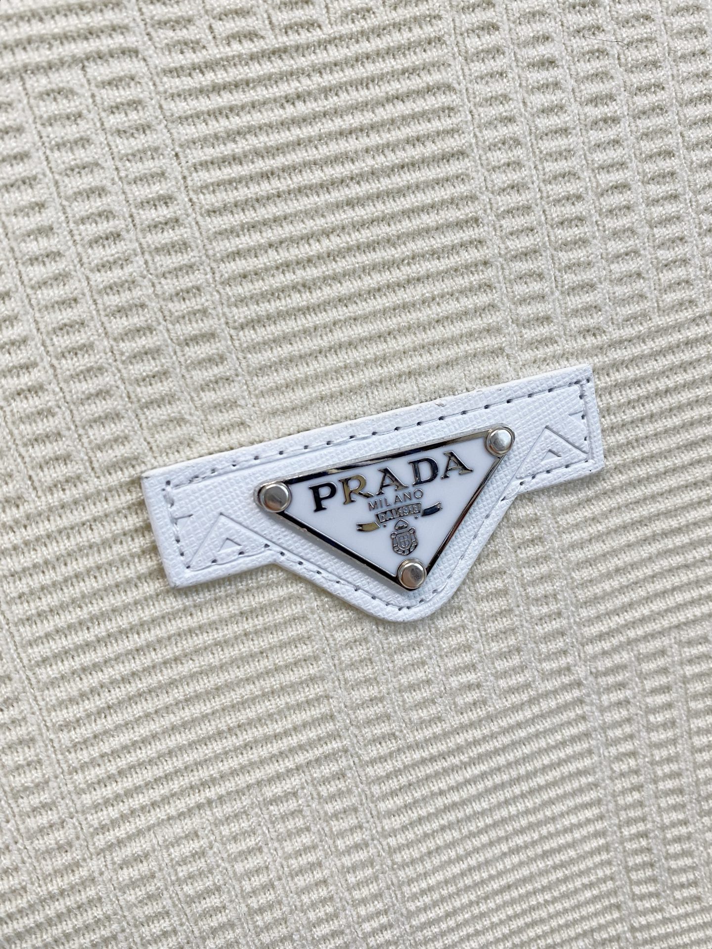 普拉达 2025秋冬 羊毛混纺套头针织毛衣很有亮点细节上凸显质感 整体设计上身时尚而赋予现代气息感合体的