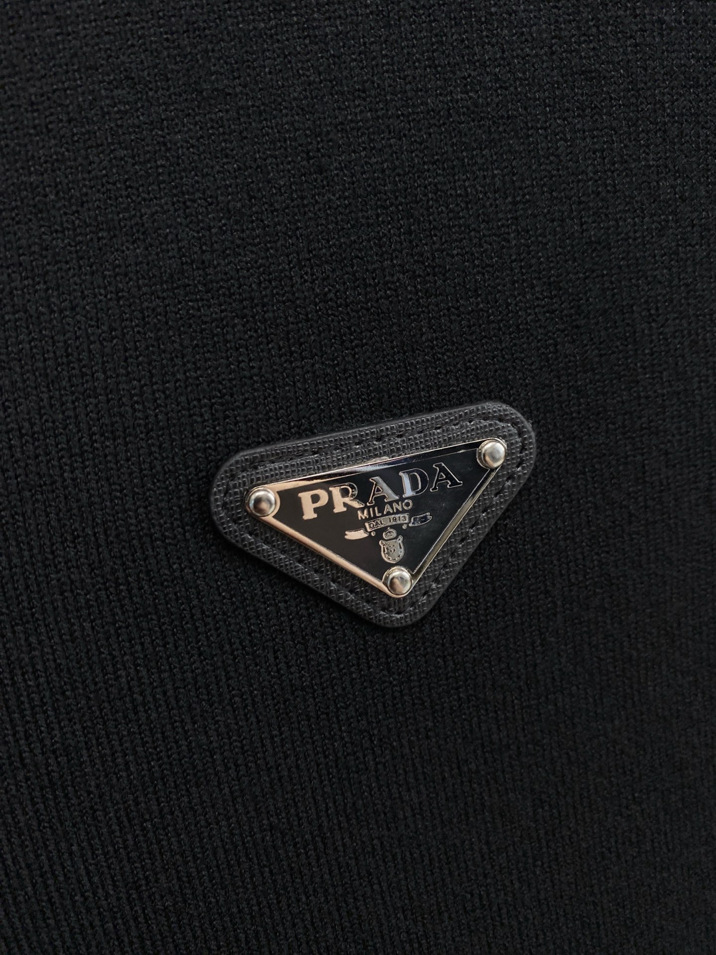 普拉达 2025 秋冬新款男士针织套头毛衣打底充满时尚阳光的魅力风格,线条设计时尚奢感彰显与众不同的特质