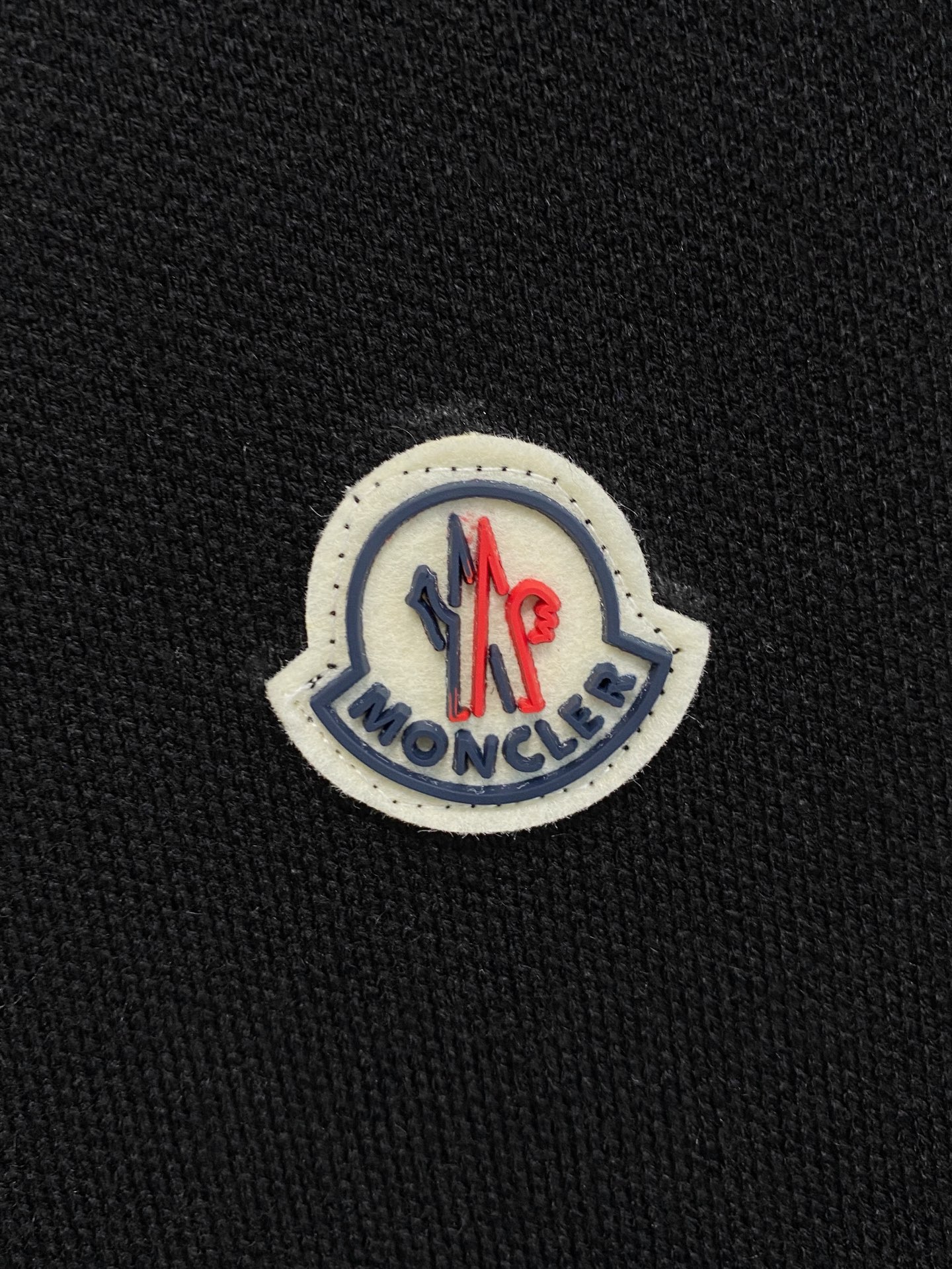 蒙口 2025秋冬最新品，专柜同步有售，原单狠货，时尚休闲针织开衫毛衣，上身很有特点！吸睛而有亮点，进口